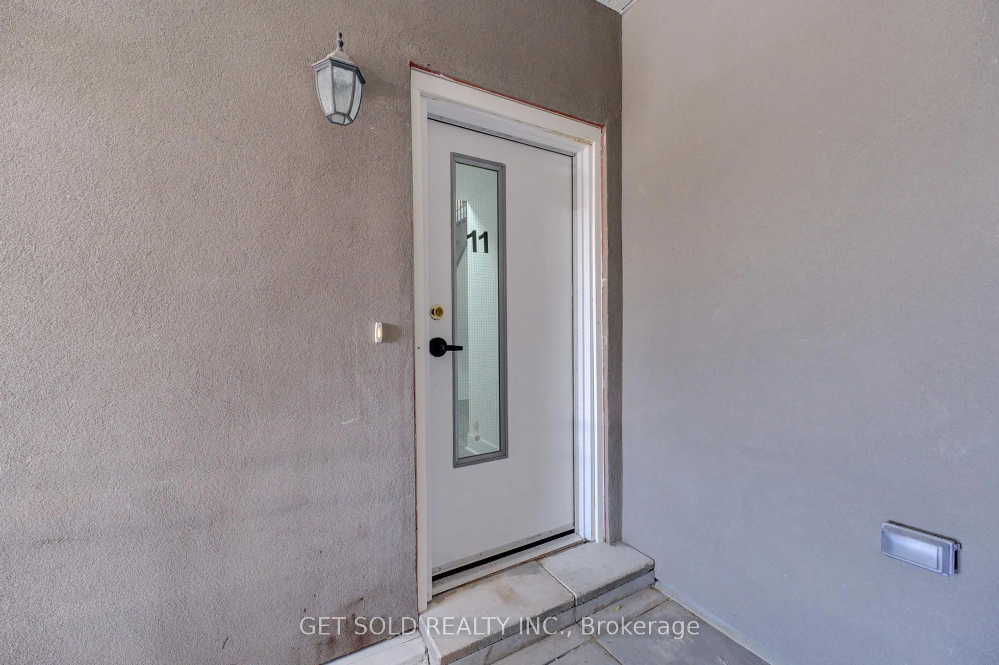 Indoor entryway for 6701 Thorold Stone Rd #11, Niagara Falls Ontario L2J 1B3