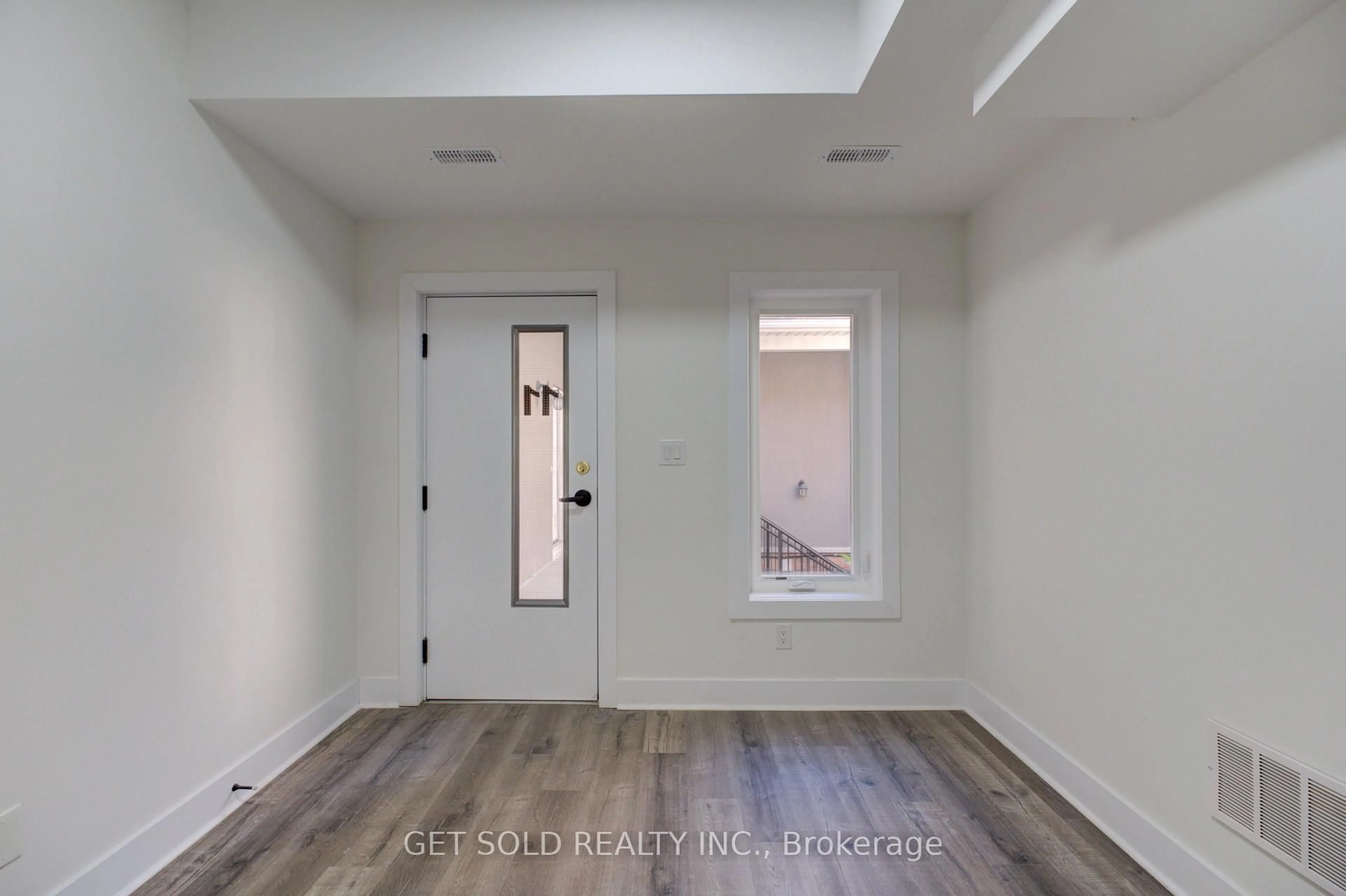 Indoor entryway for 6701 Thorold Stone Rd #11, Niagara Falls Ontario L2J 1B3