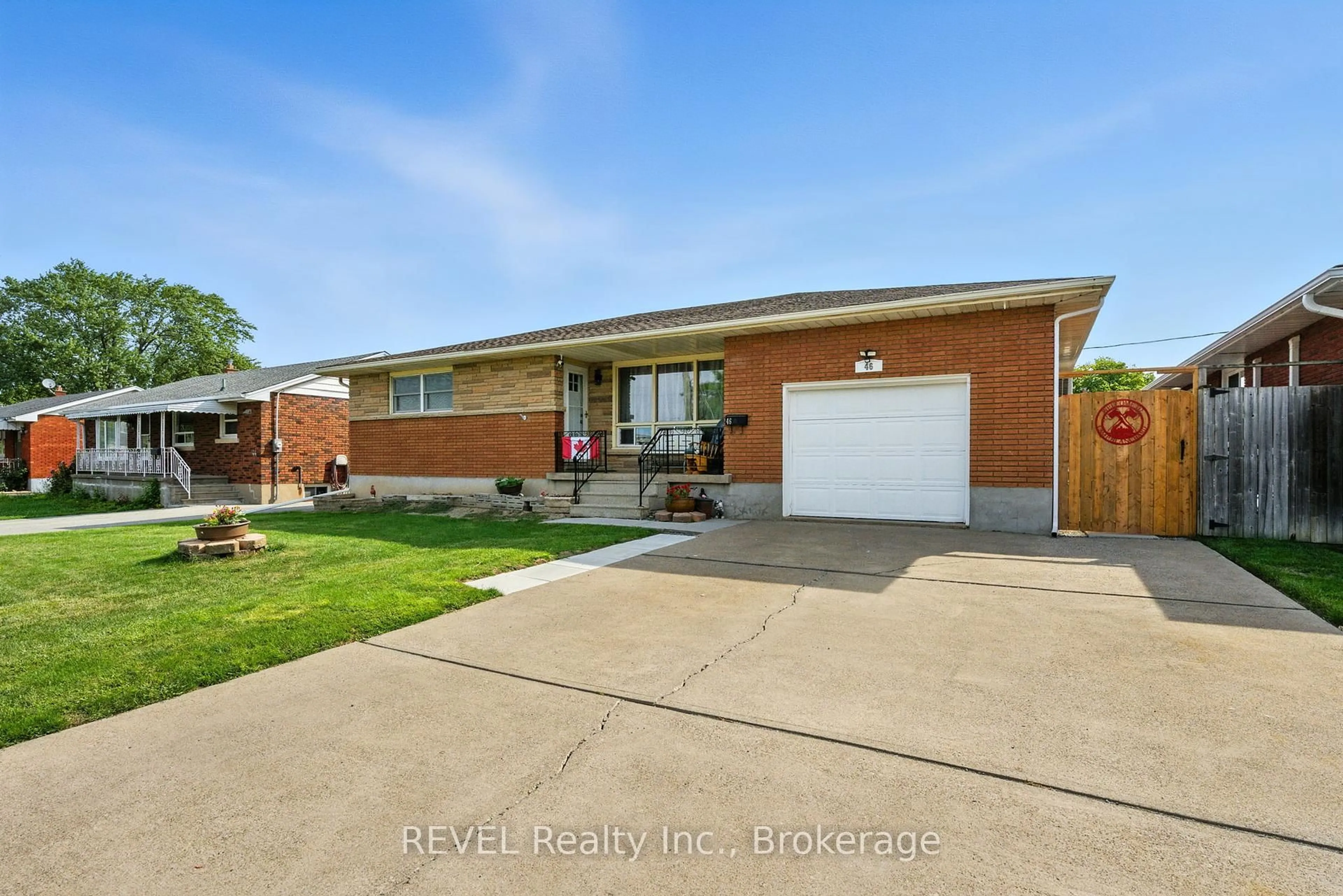 Home with brick exterior material, street for 46 Collier Rd, Thorold Ontario L2V 3T1