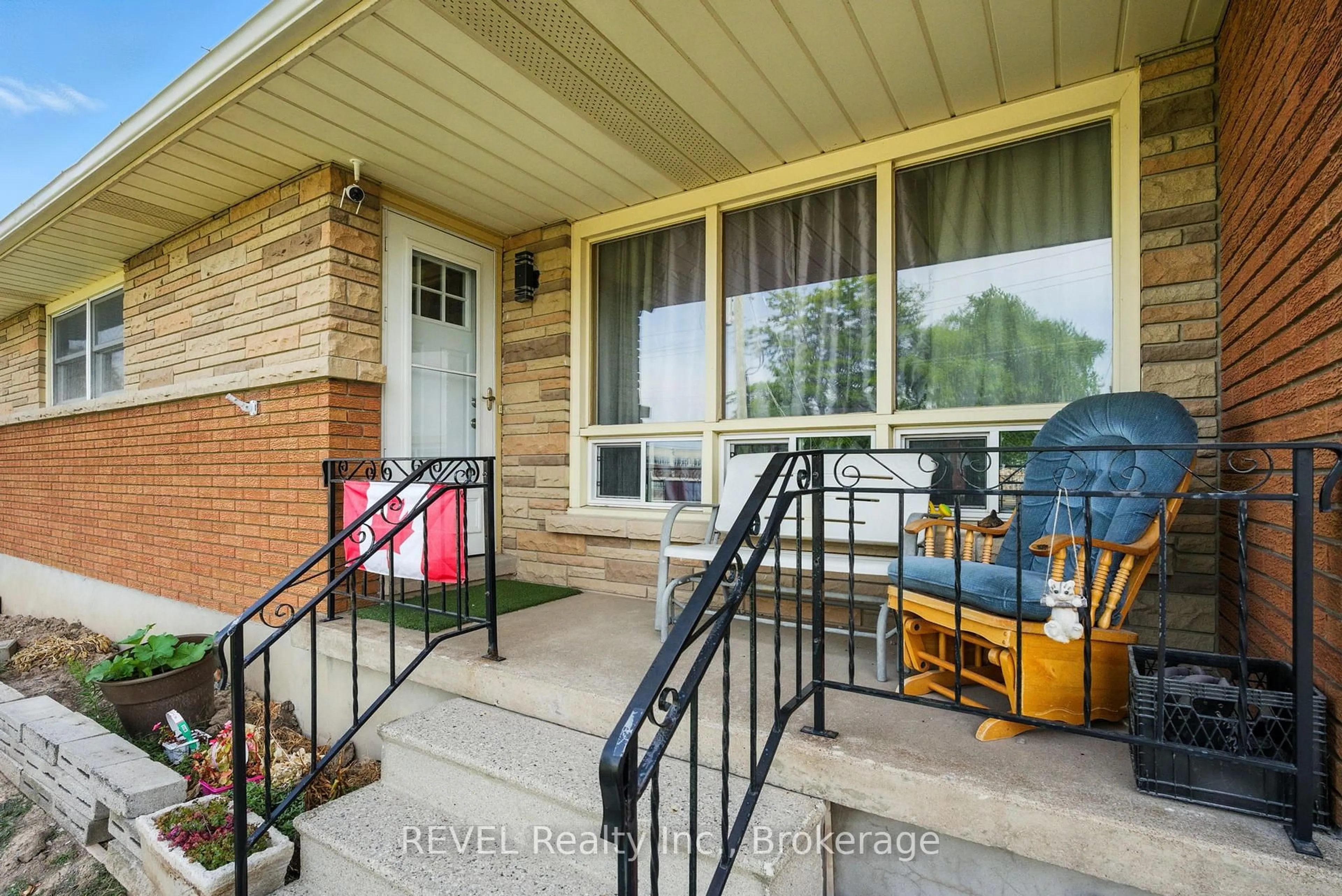 Patio, unknown for 46 Collier Rd, Thorold Ontario L2V 3T1