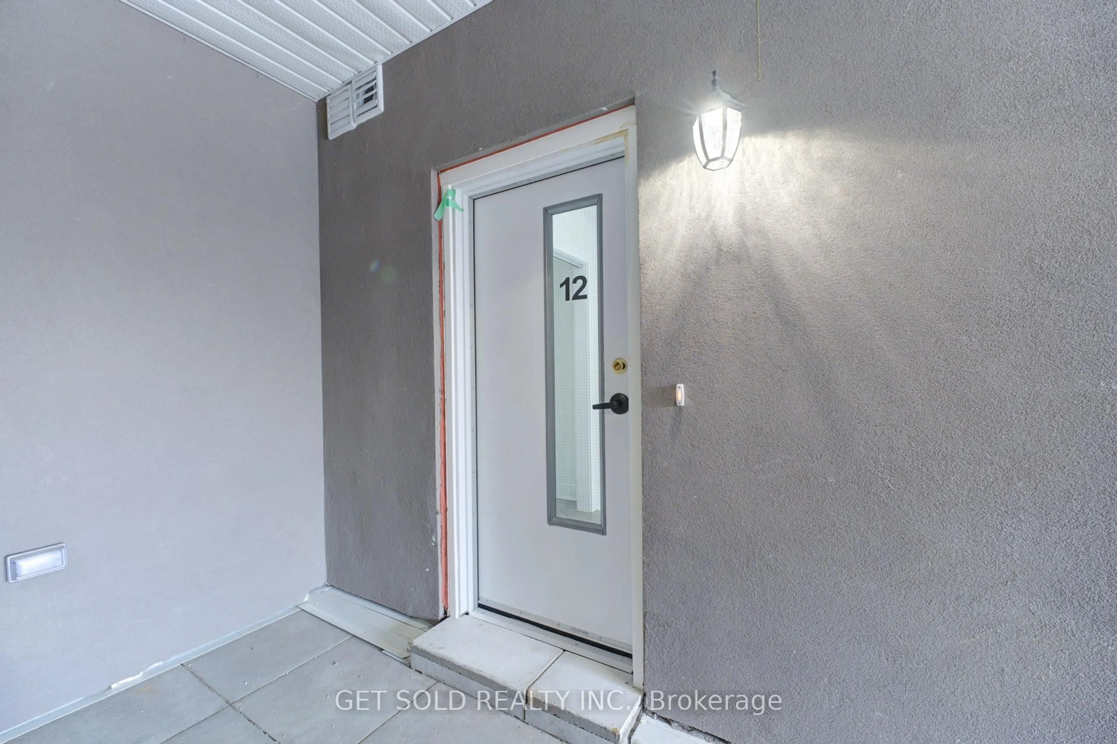 Indoor entryway for 6701 Thorold Stone Rd #12, Niagara Falls Ontario L2J 1B3