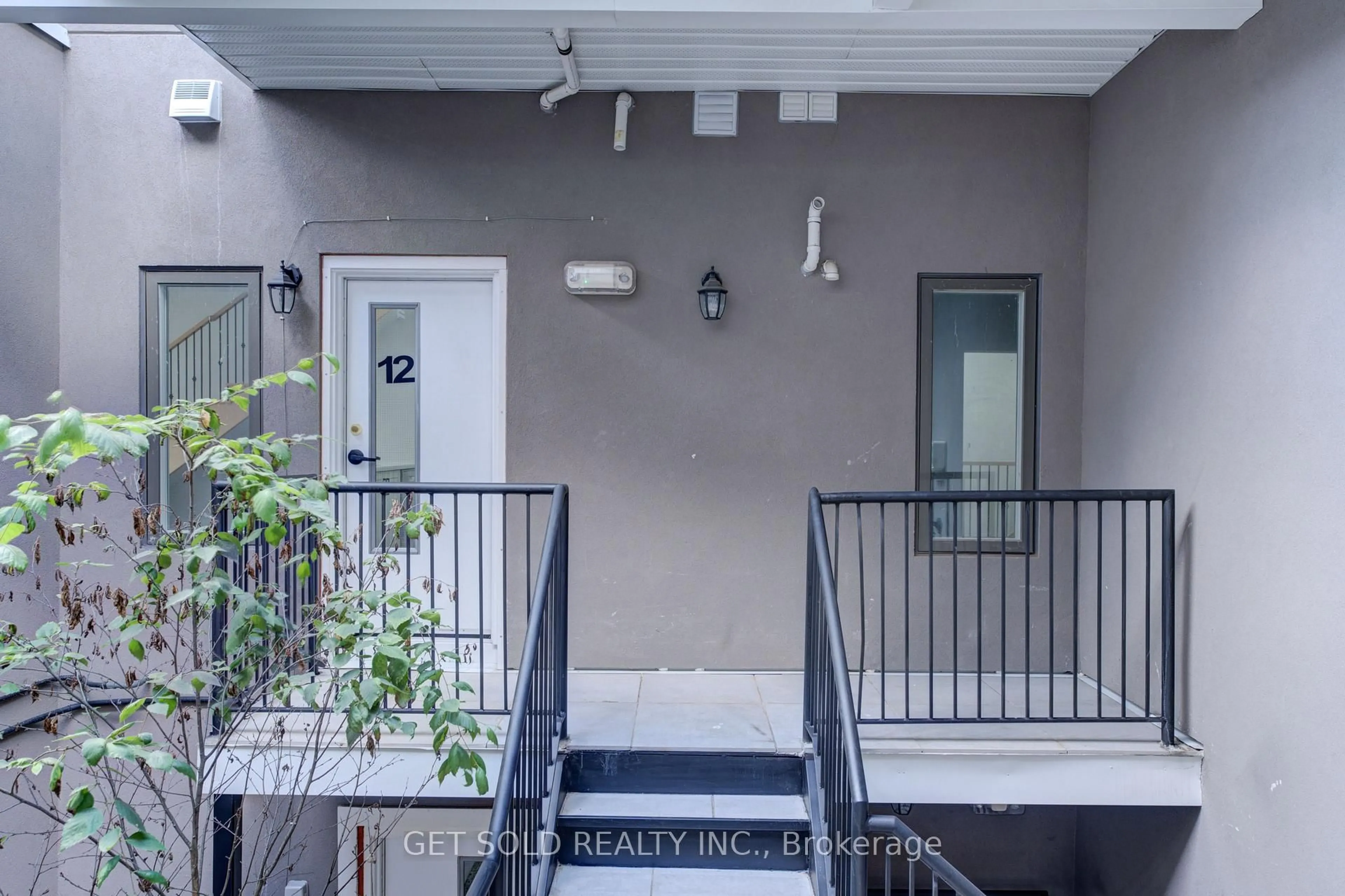 Indoor entryway for 6701 Thorold Stone Rd #12, Niagara Falls Ontario L2J 1B3
