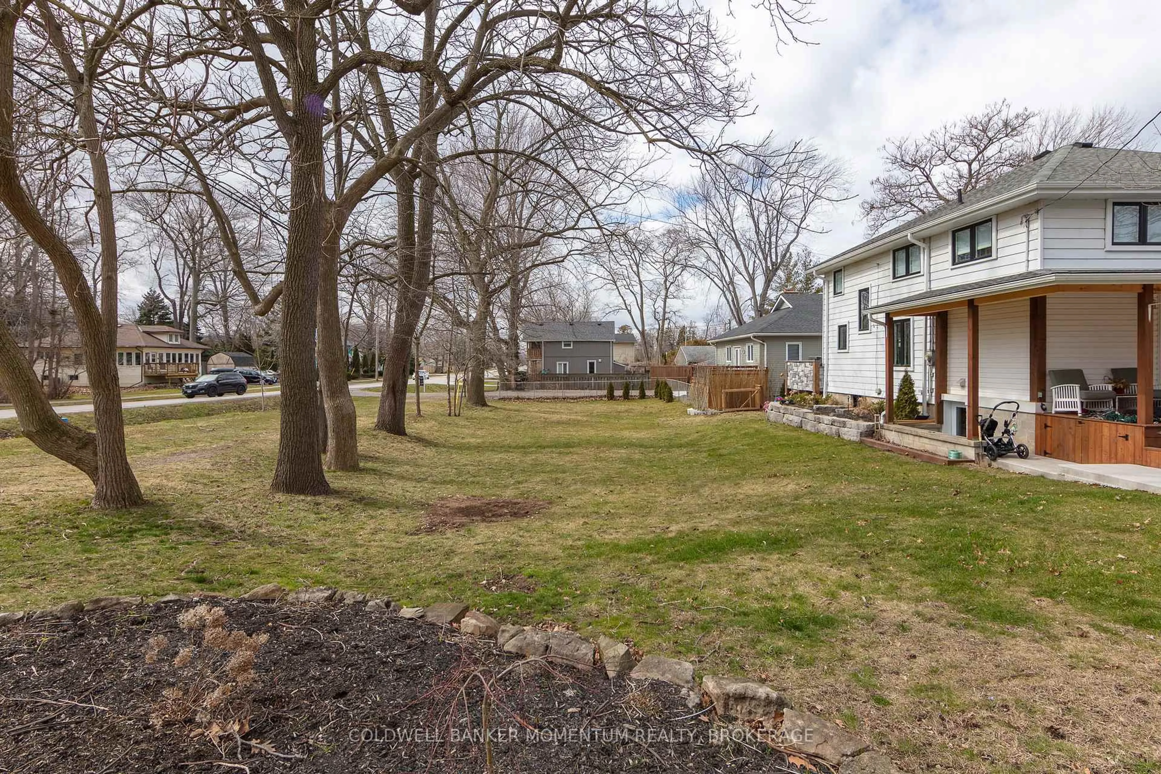 A pic from outside/outdoor area/front of a property/back of a property/a pic from drone, street for 10A Betts Ave, Grimsby Ontario L3M 2S6