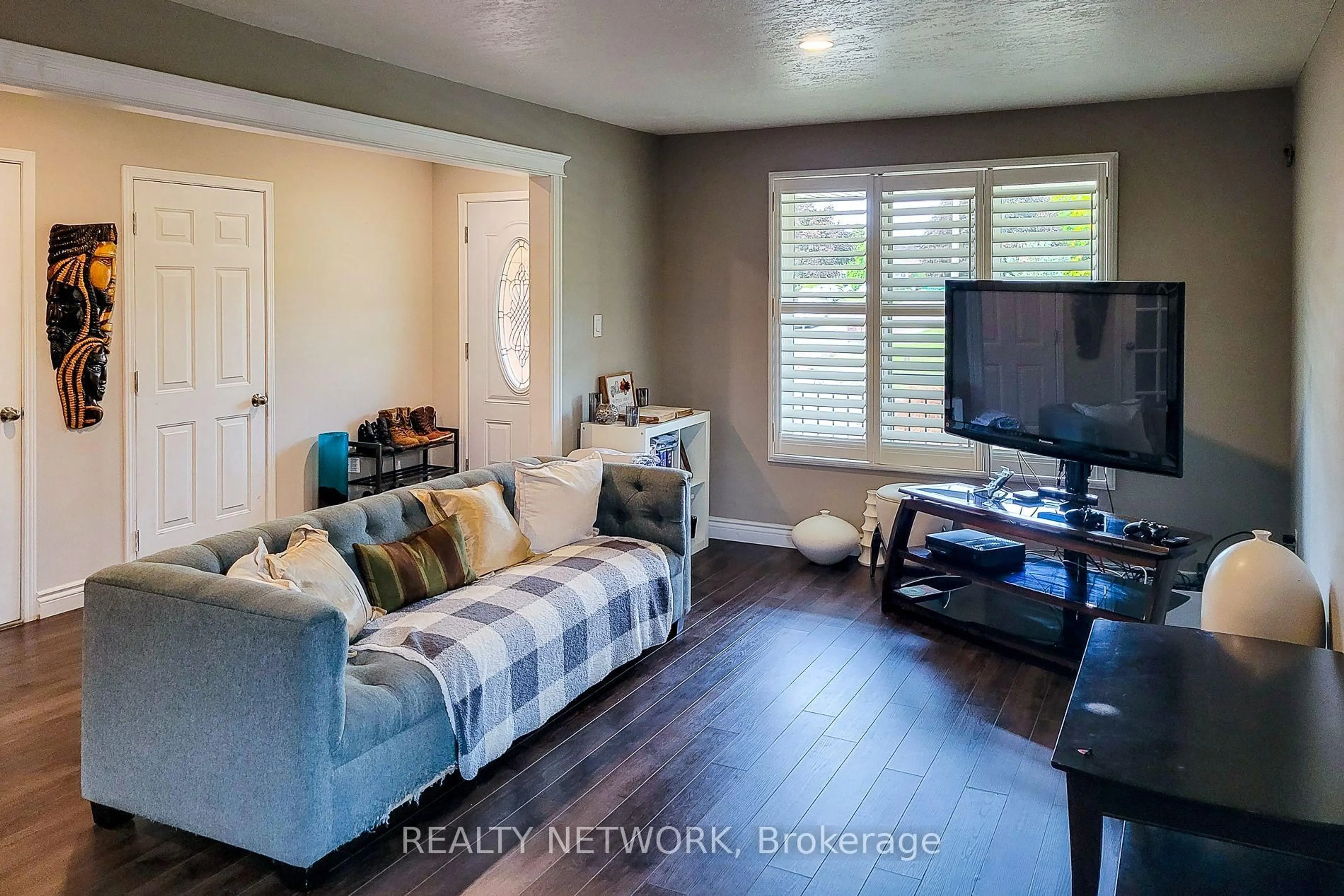 Living room with furniture, wood/laminate floor for 2 Silverton Dr, Hamilton Ontario L8W 3G3