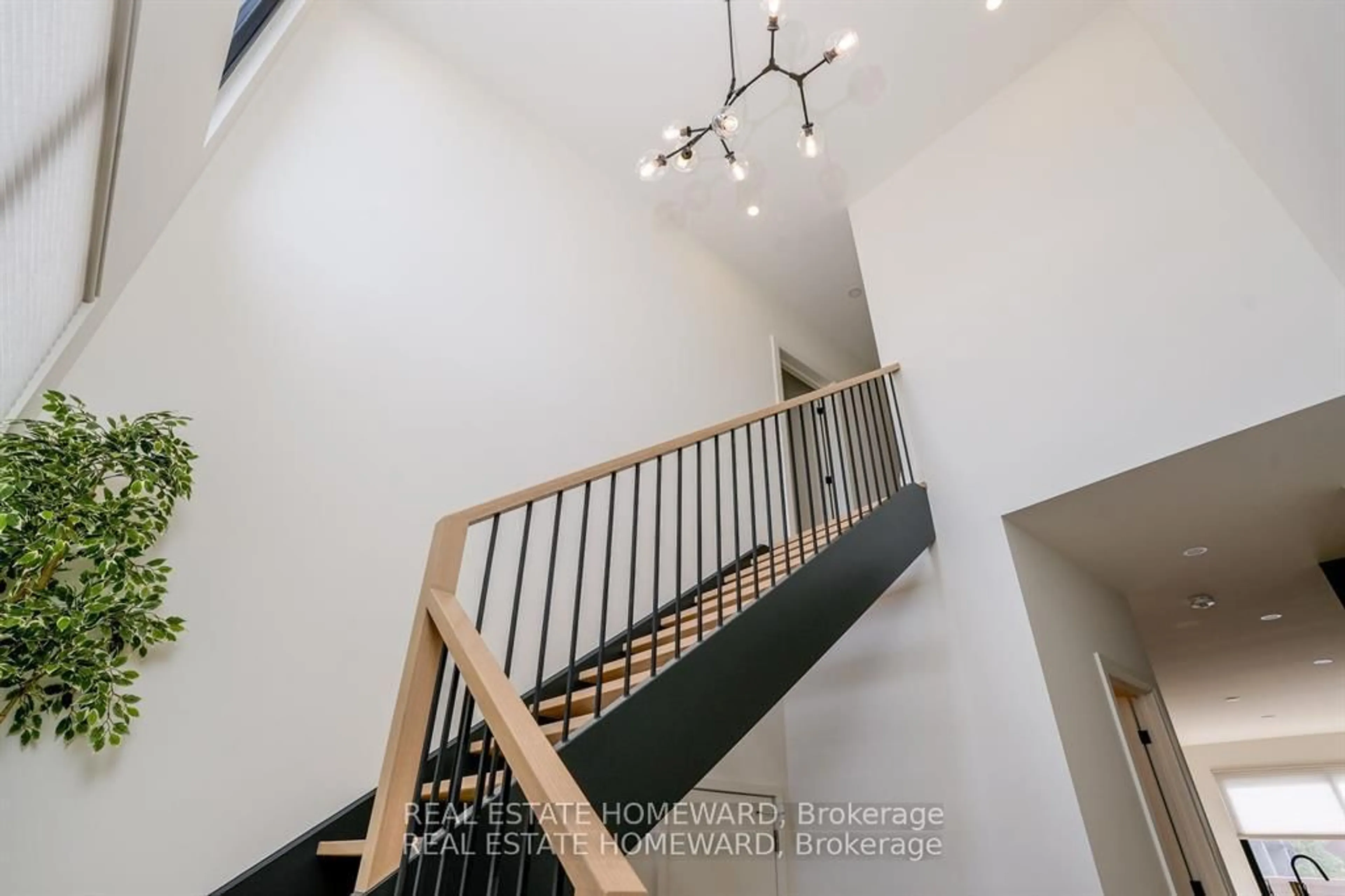 Indoor foyer for 104 Lametti Dr, Pelham Ontario L0S 1E6