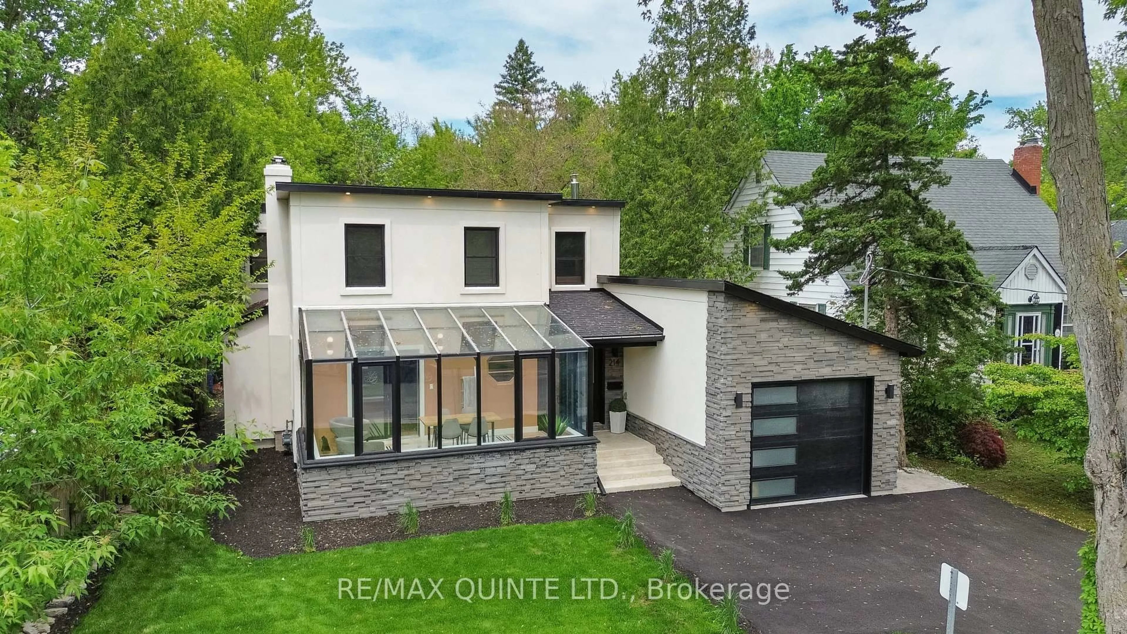 A pic from outside/outdoor area/front of a property/back of a property/a pic from drone, building for 214 Victoria Ave, Belleville Ontario K8N 2C3