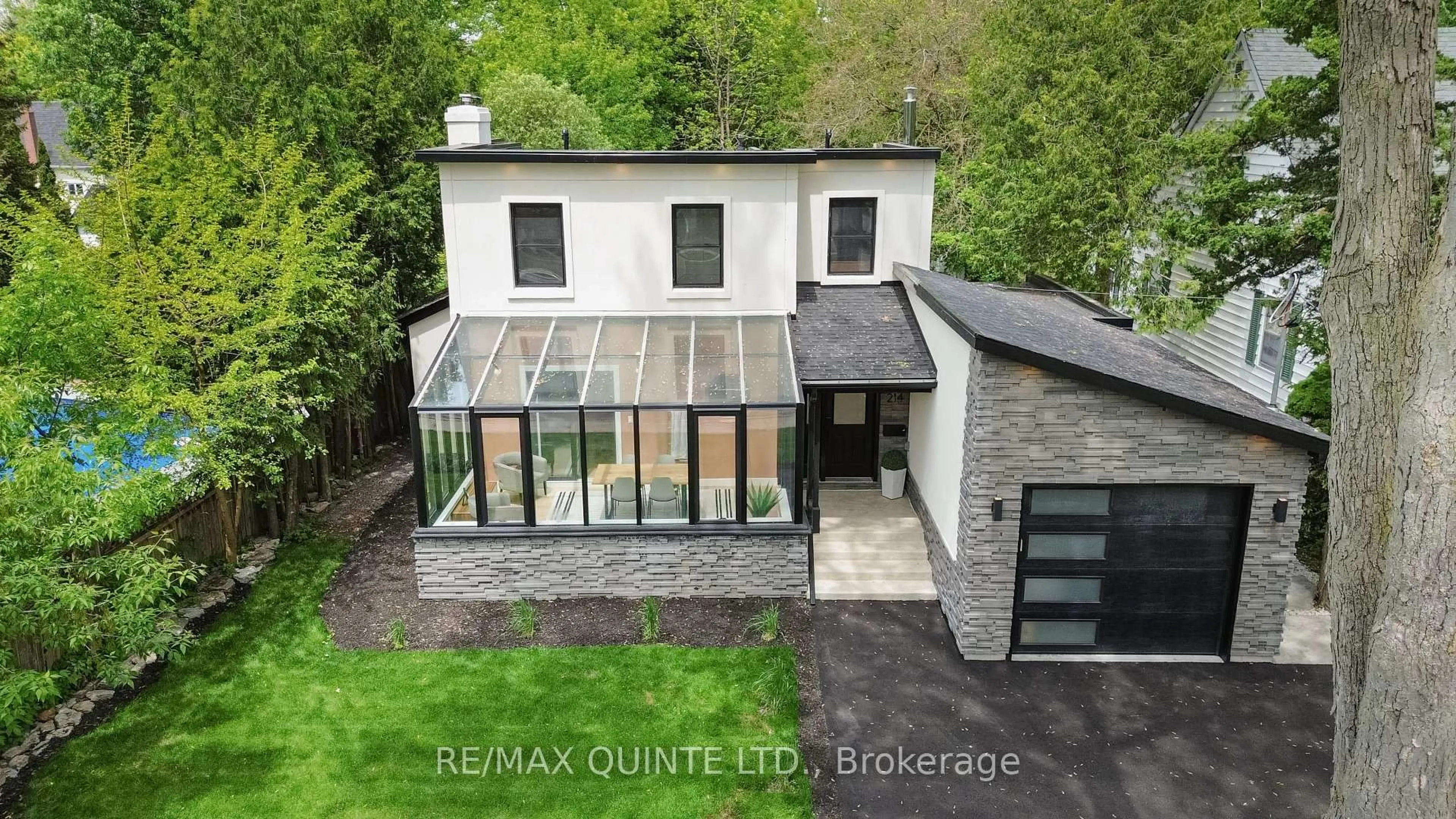A pic from outside/outdoor area/front of a property/back of a property/a pic from drone, building for 214 Victoria Ave, Belleville Ontario K8N 2C3