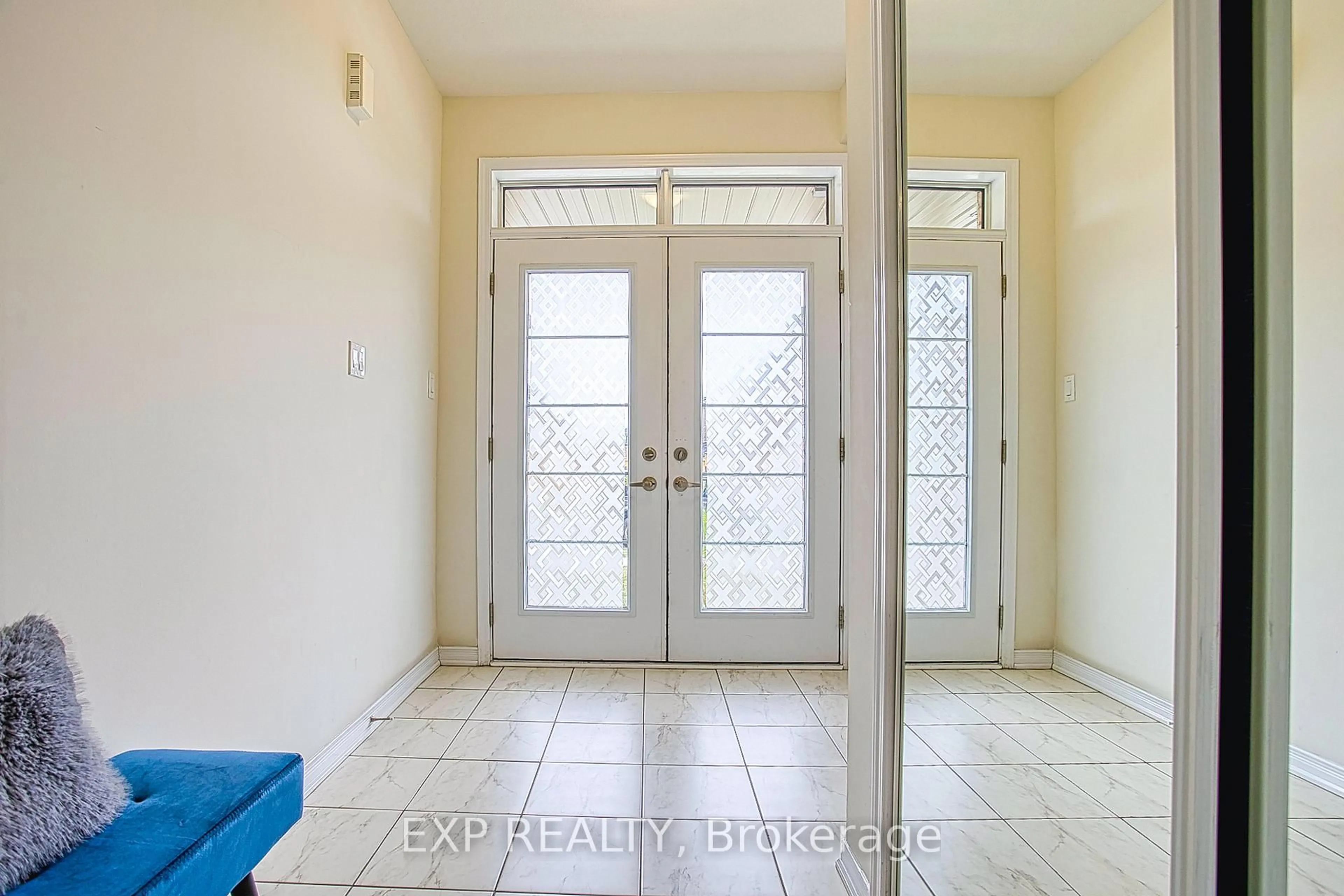Indoor entryway for 12 Midhurst Hts, Hamilton Ontario L8J 0K9