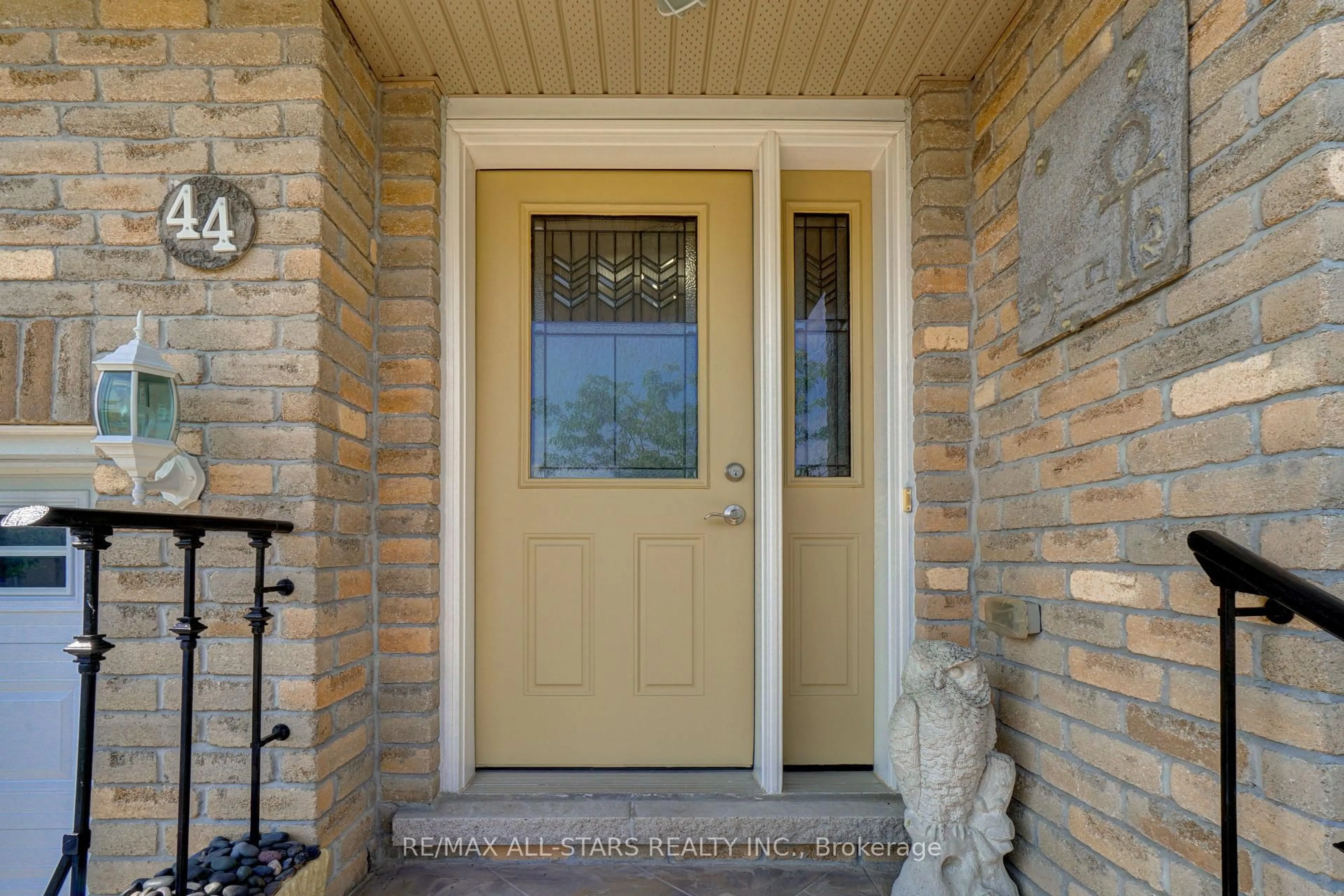 Indoor entryway for 44 Gee Cres, Kawartha Lakes Ontario K9V 0G9