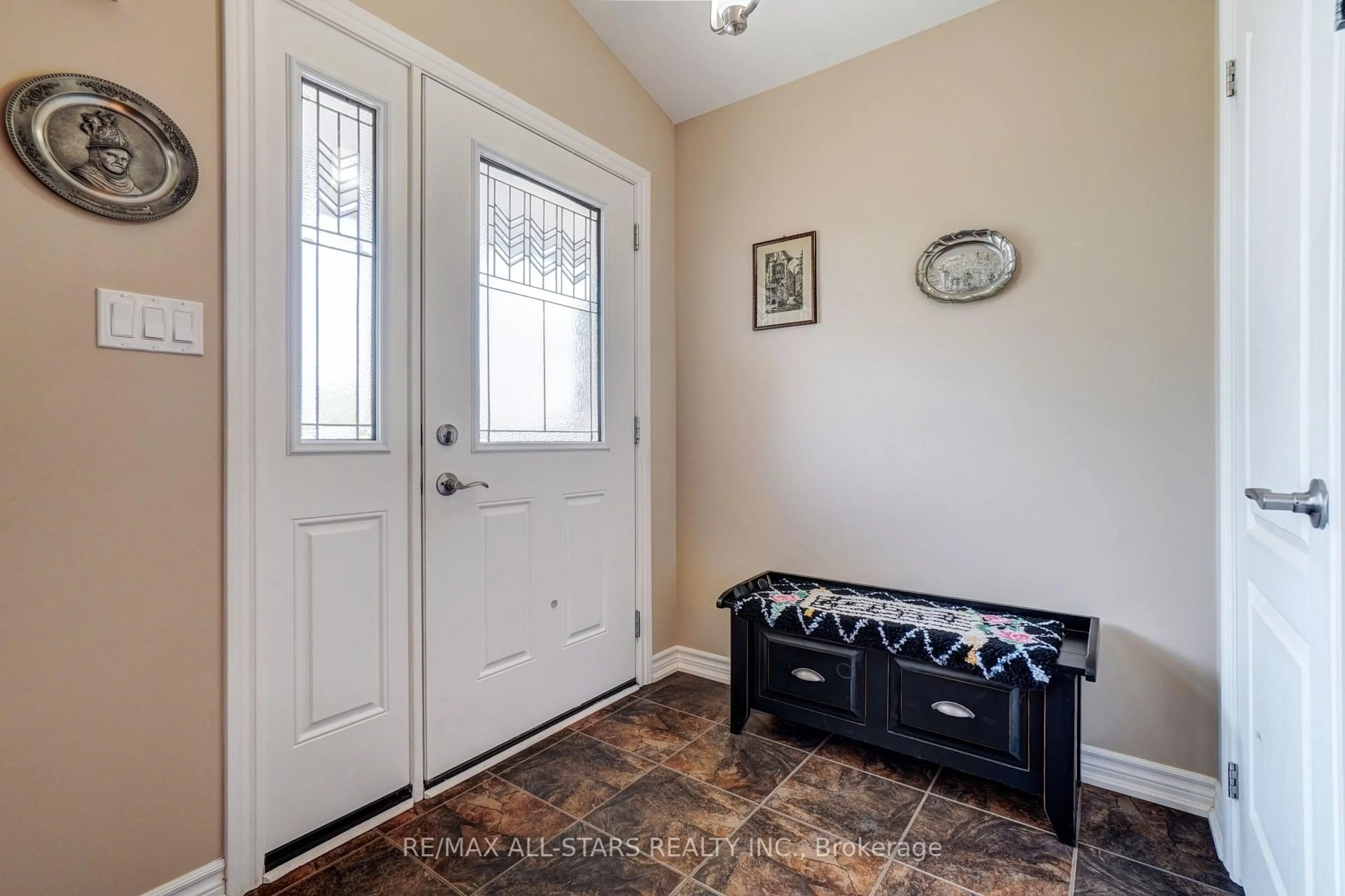 Indoor entryway for 44 Gee Cres, Kawartha Lakes Ontario K9V 0G9