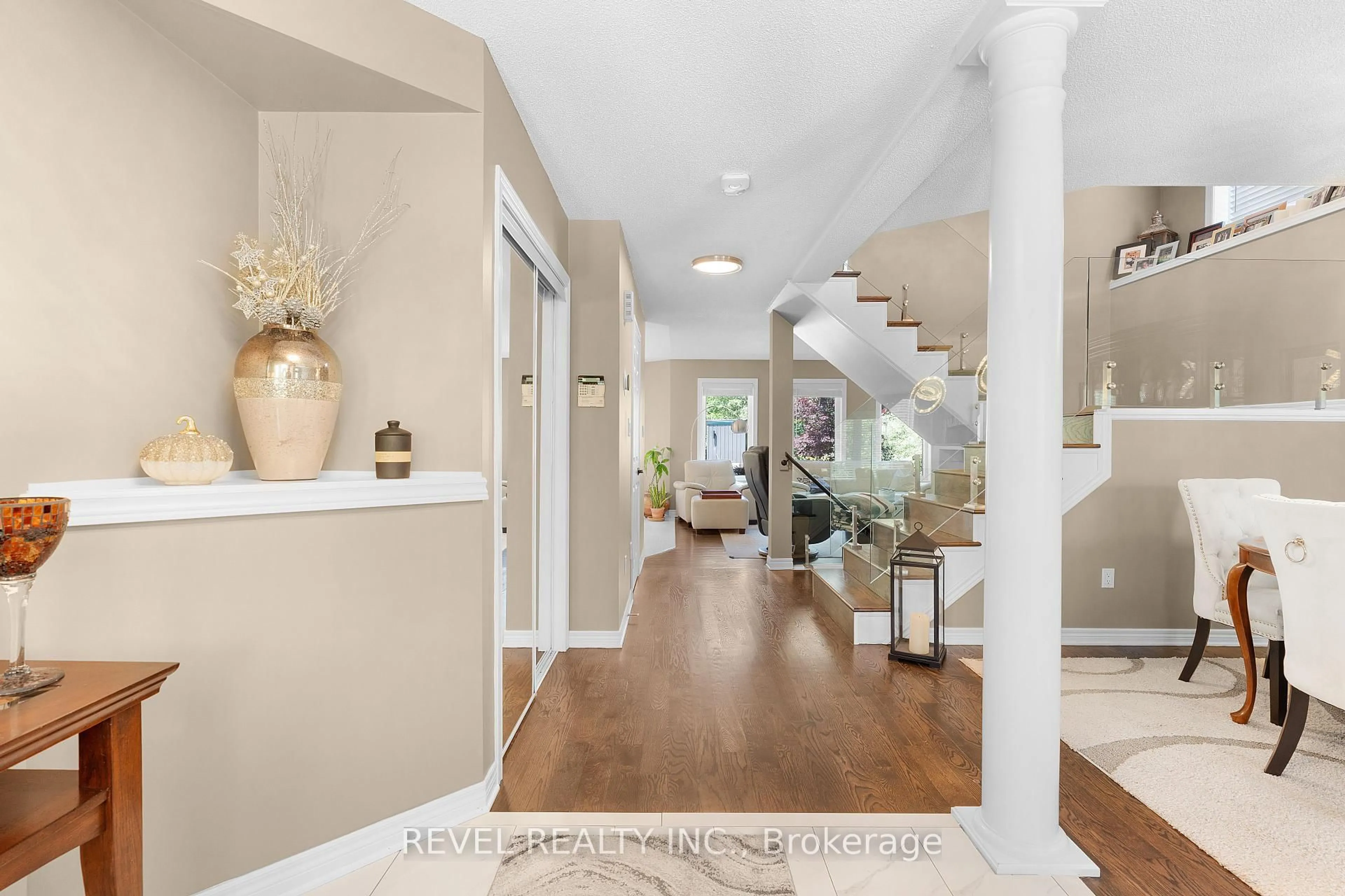 Indoor entryway for 17 Michaela Cres, Pelham Ontario L0S 1E4