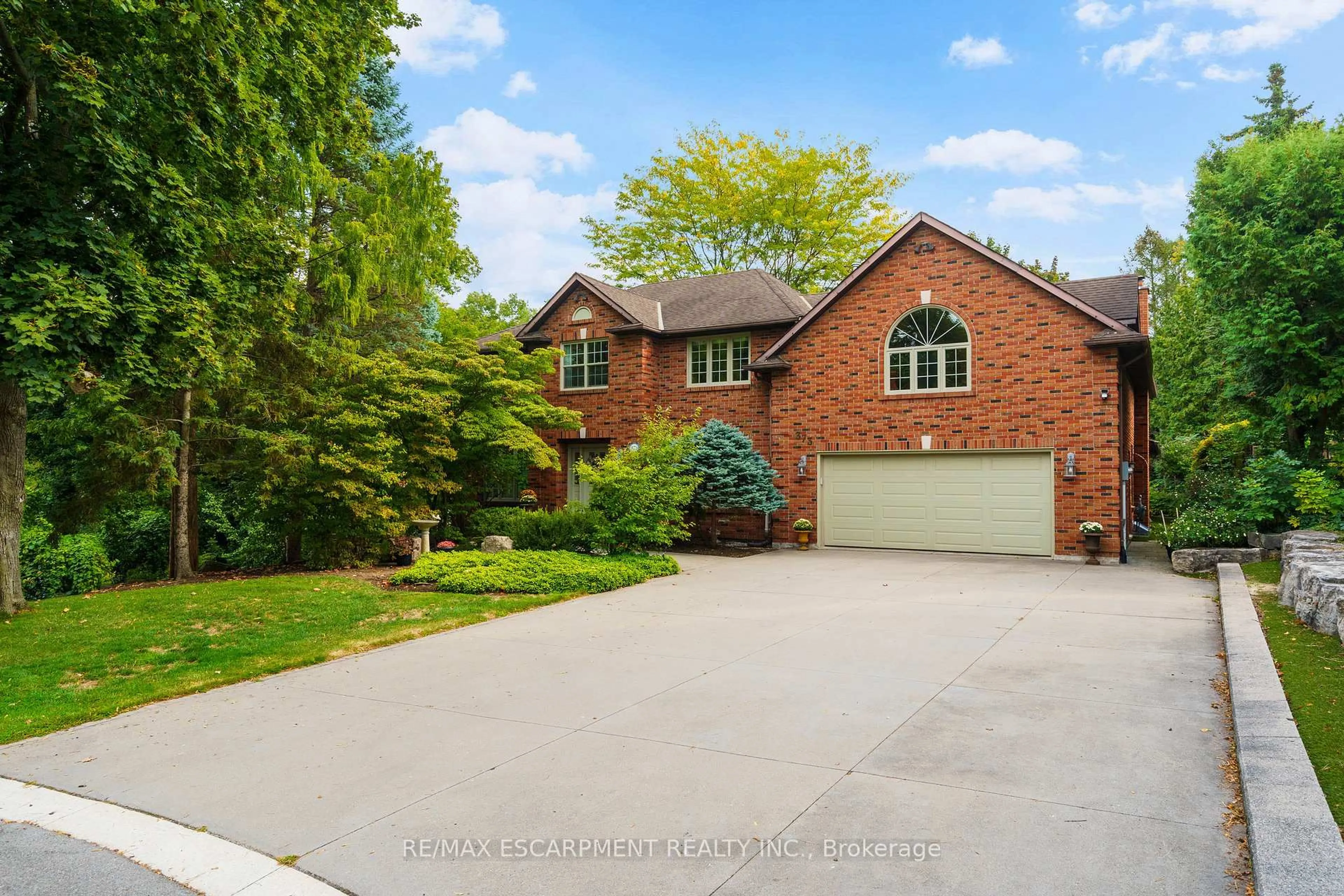 Home with brick exterior material, street for 373 Brookview Crt, Hamilton Ontario L9G 4E6