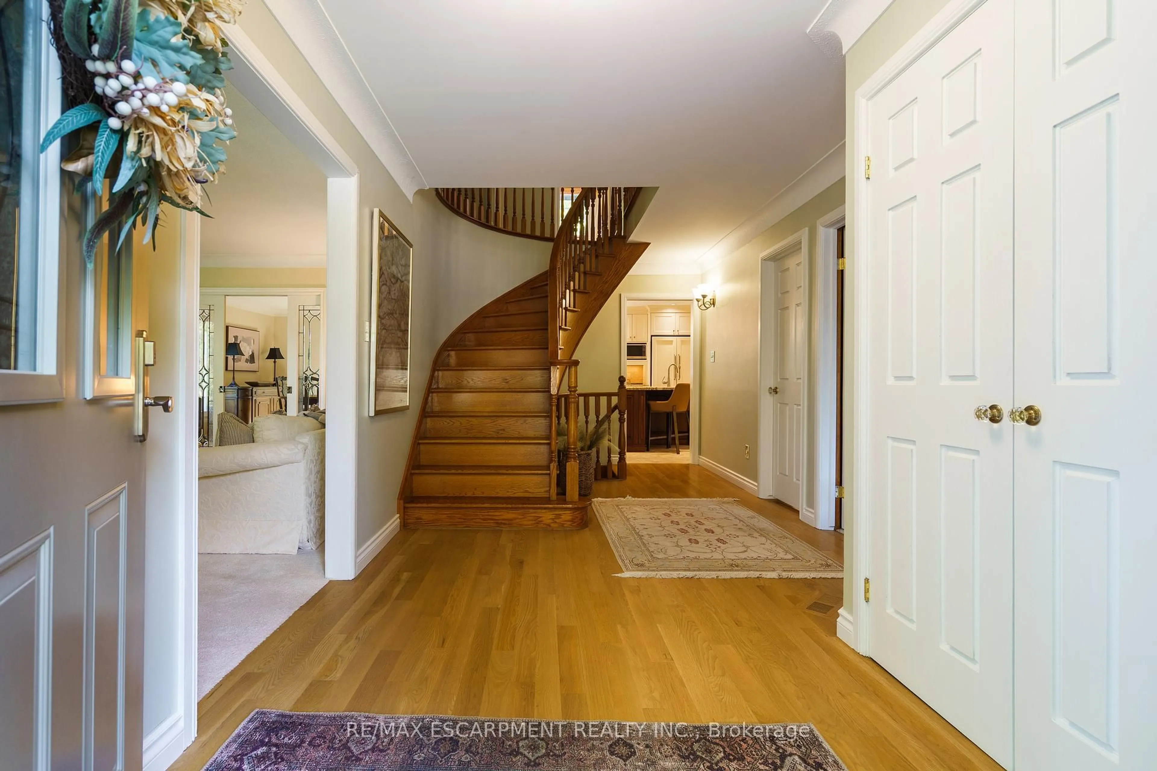 Indoor foyer for 373 Brookview Crt, Hamilton Ontario L9G 4E6