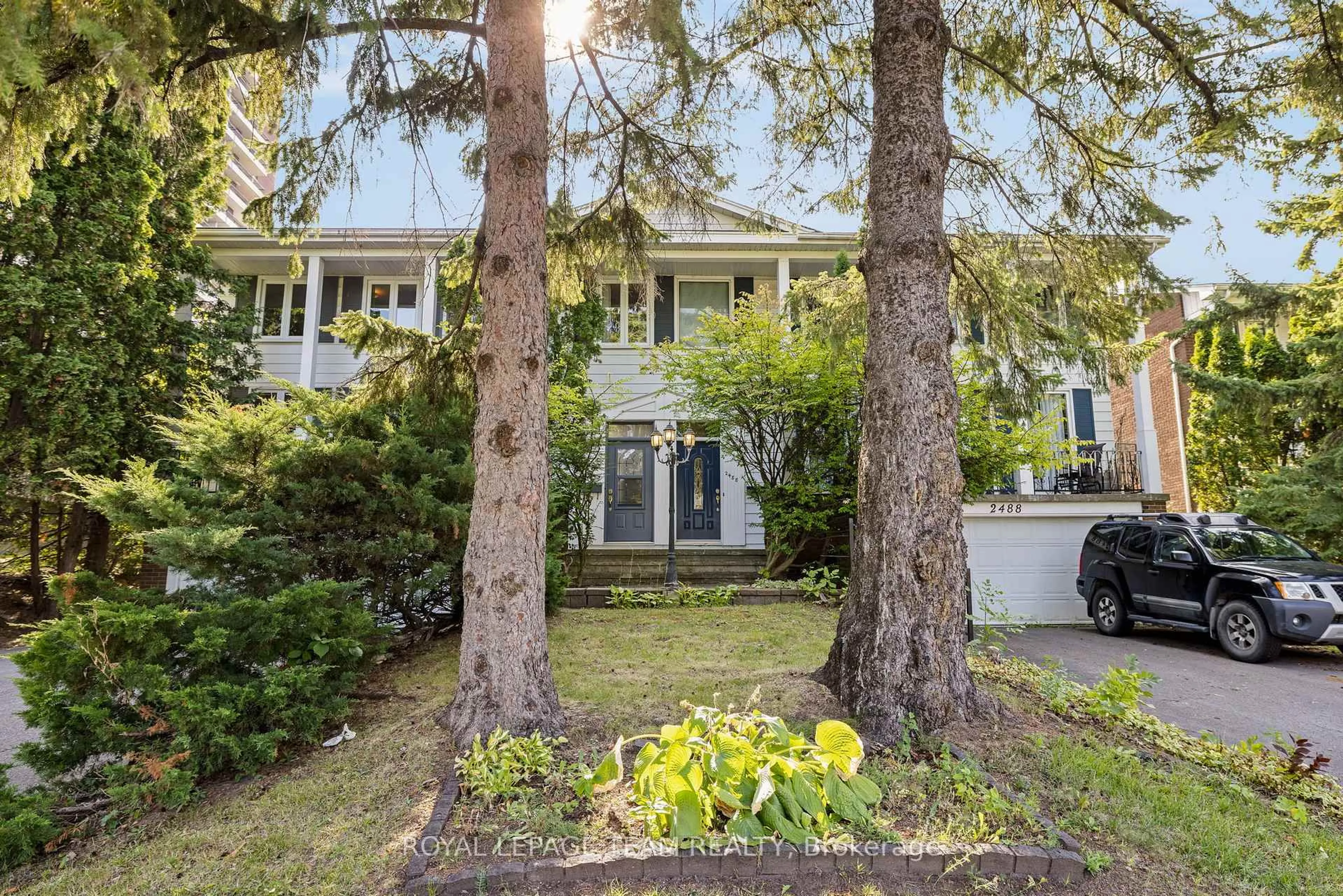 A pic from outside/outdoor area/front of a property/back of a property/a pic from drone, street for 2486 Regina St, Ottawa Ontario K2B 6X5