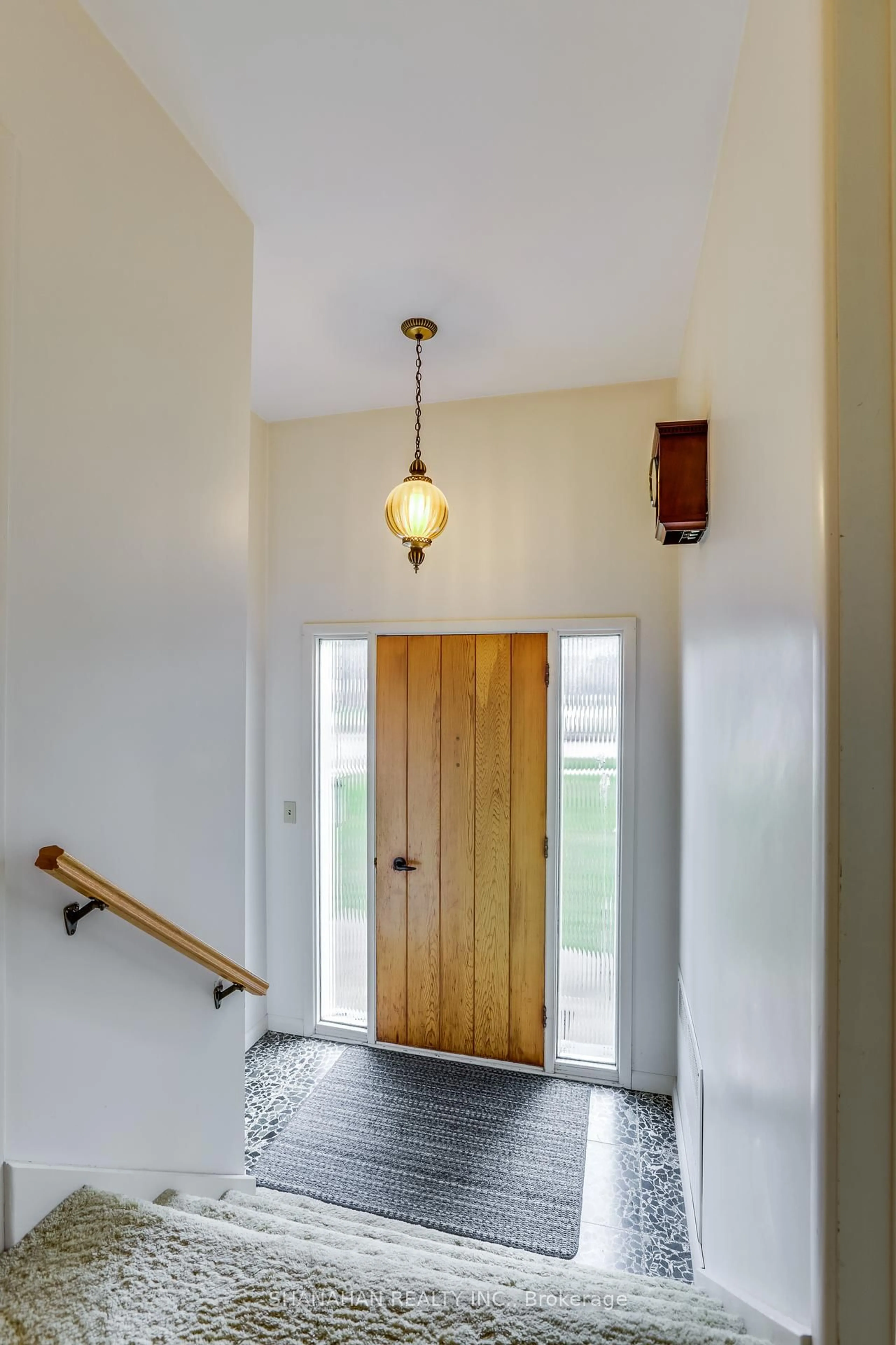 Indoor entryway for 38 Warwick St, Warwick Ontario N0M 2S0