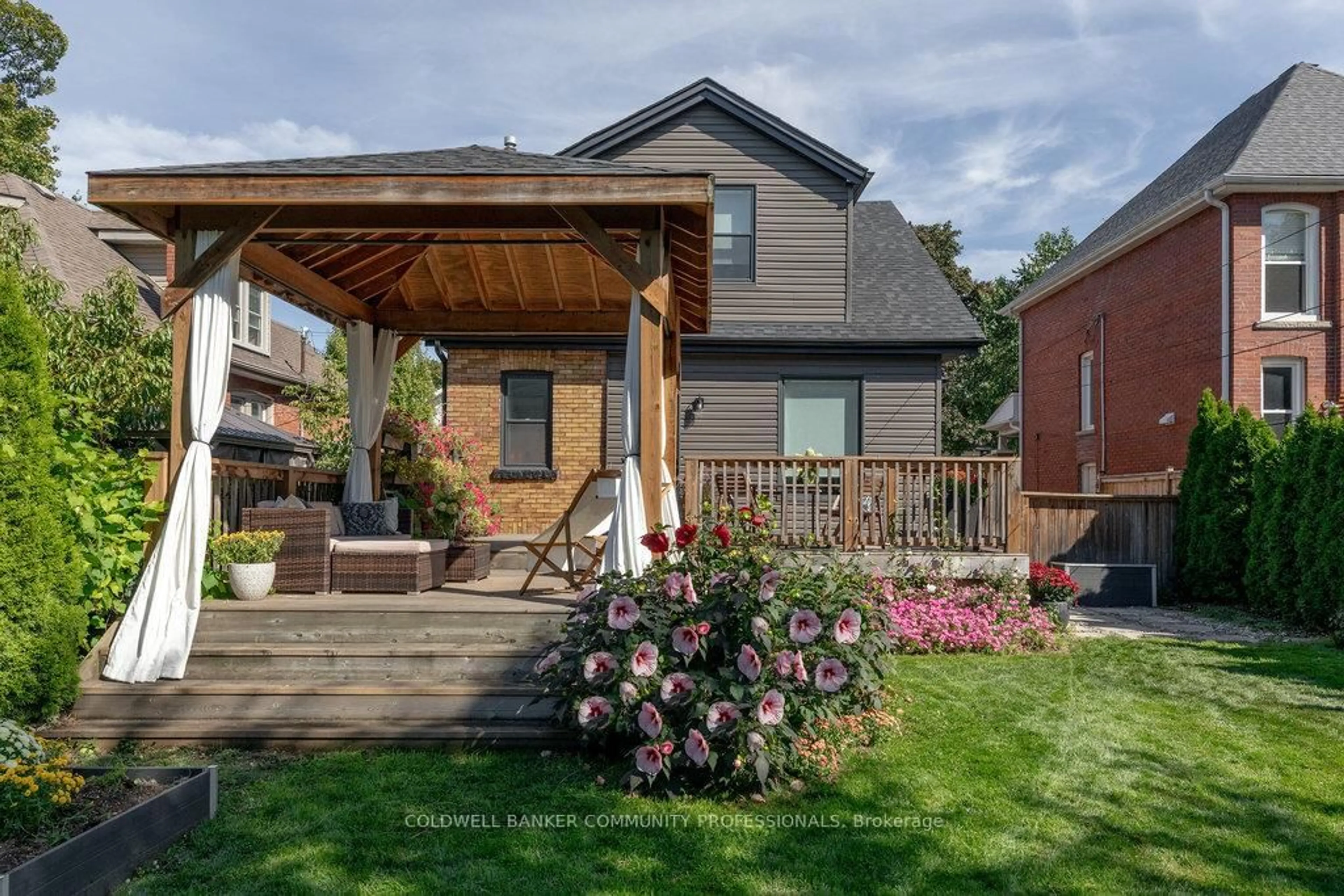 Home with brick exterior material, unknown for 72 Rosslyn Ave, Hamilton Ontario L8M 3H9