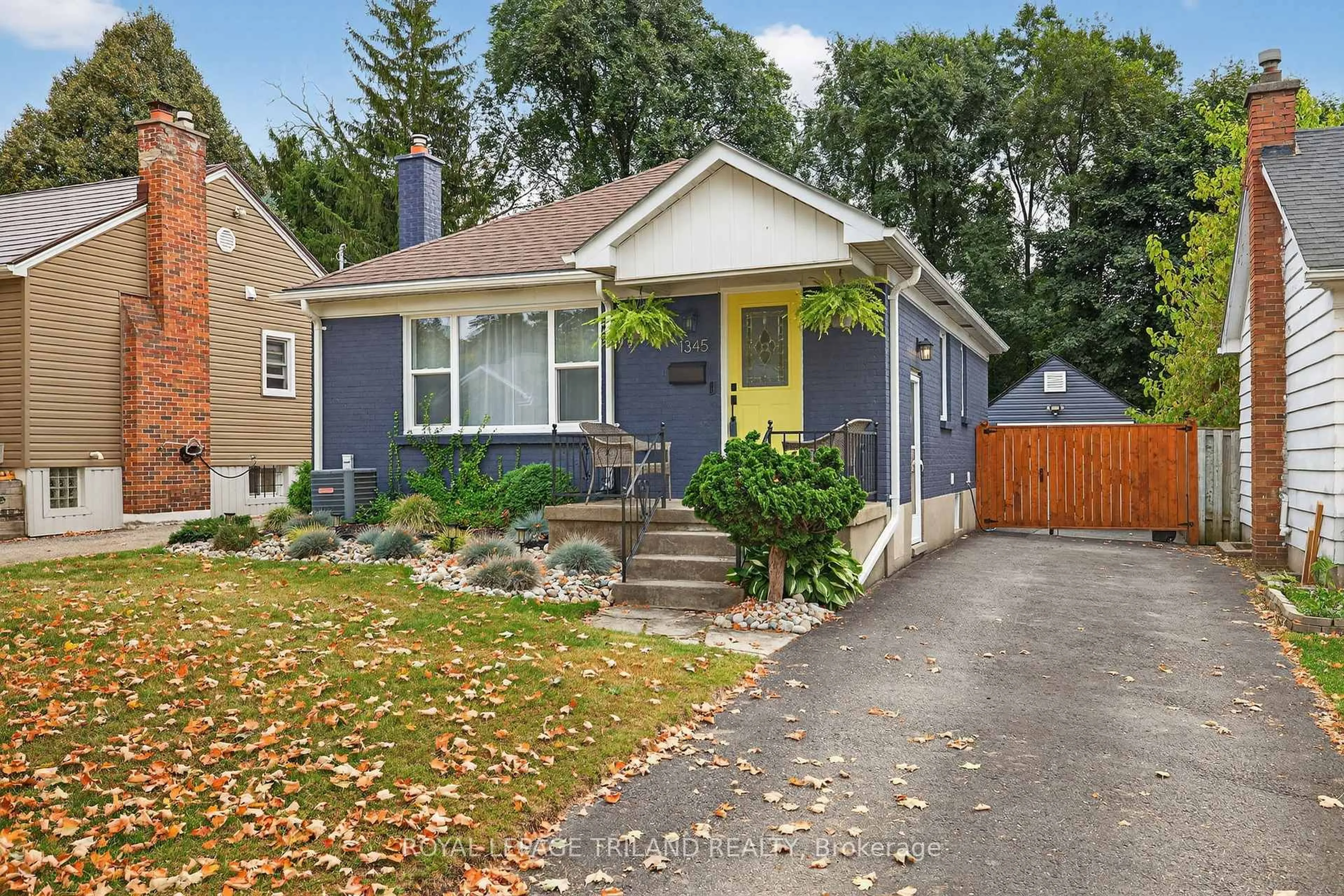 Home with vinyl exterior material, street for 1345 Langmuir Ave, London East Ontario N5W 2G5