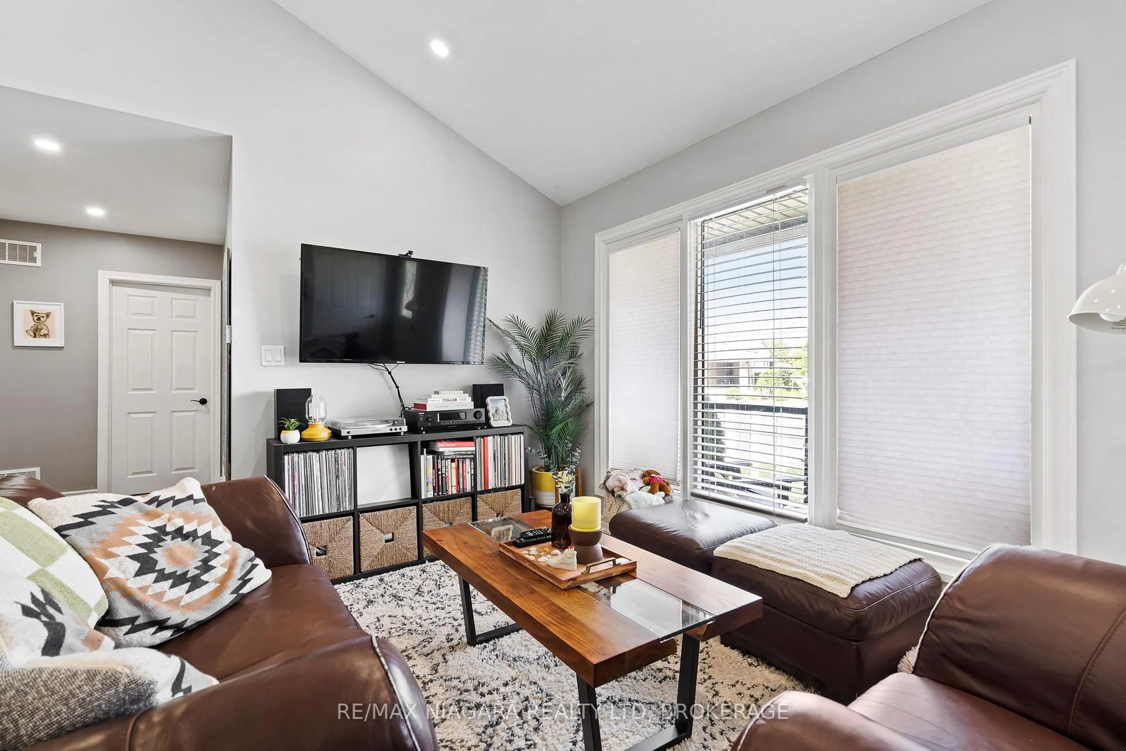 Living room with furniture, unknown for 127 St Davids Rd, Thorold Ontario L2V 2L8