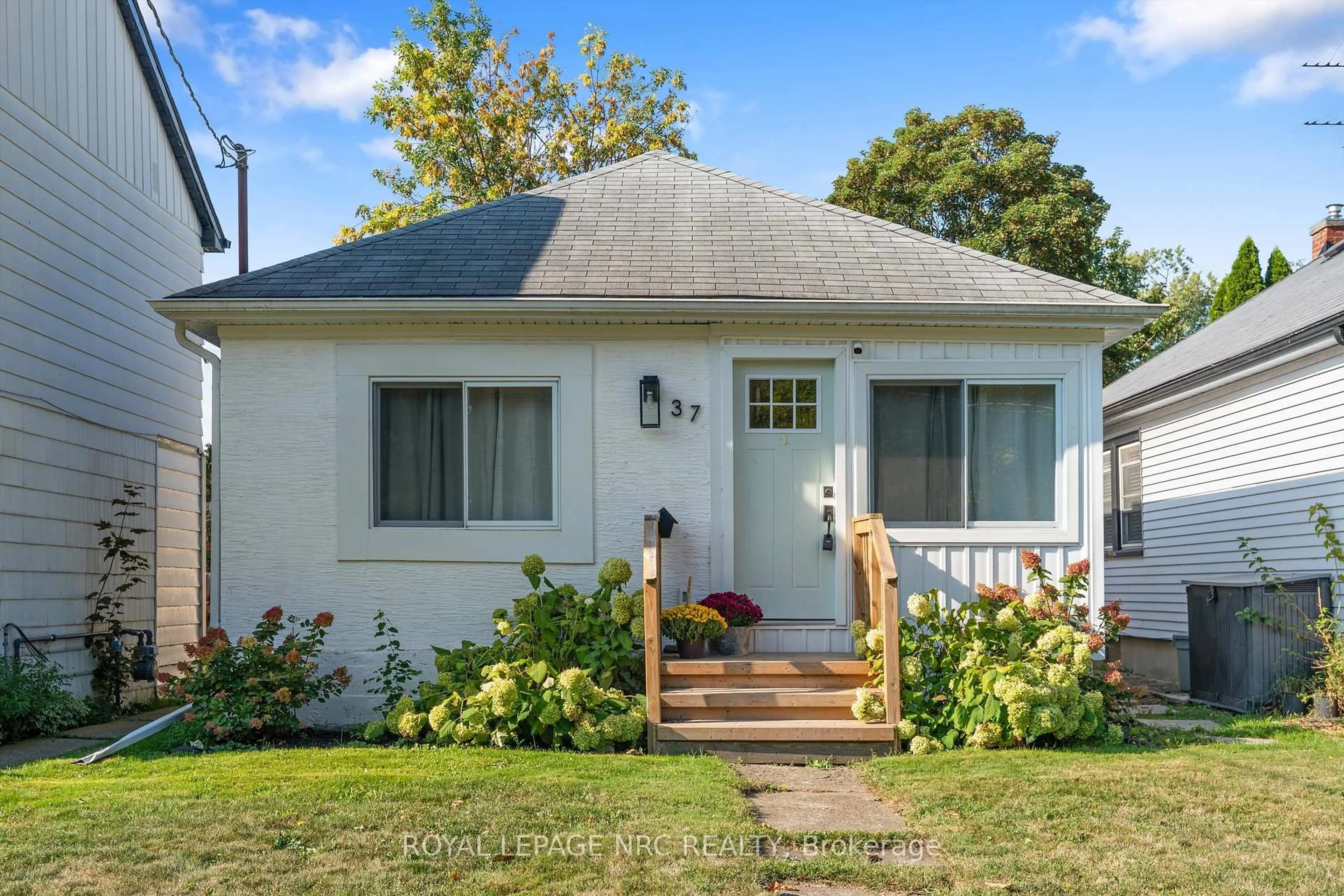 Home with vinyl exterior material, street for 37 Lock St, St. Catharines Ontario L2N 5B8