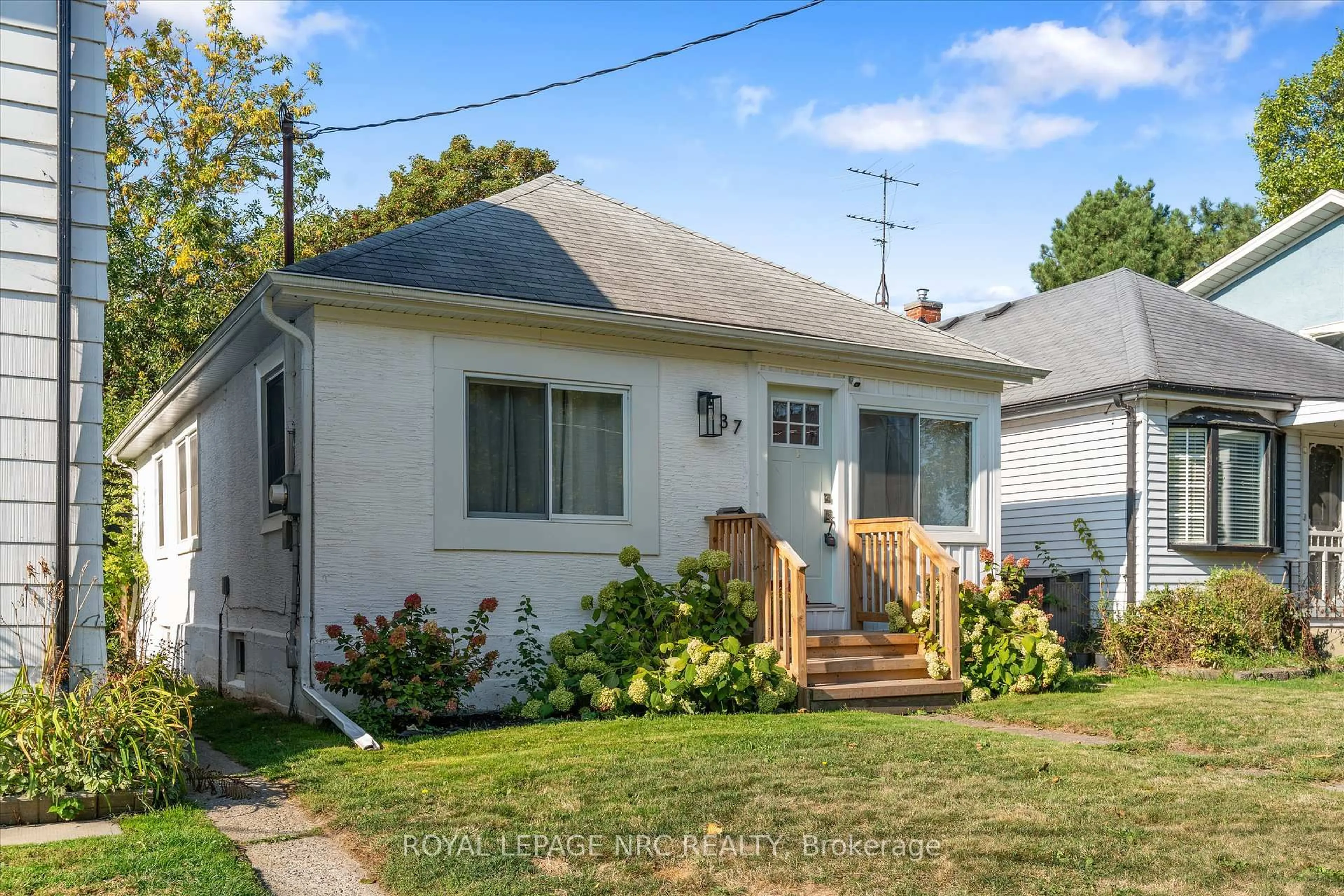 Home with vinyl exterior material, street for 37 Lock St, St. Catharines Ontario L2N 5B8