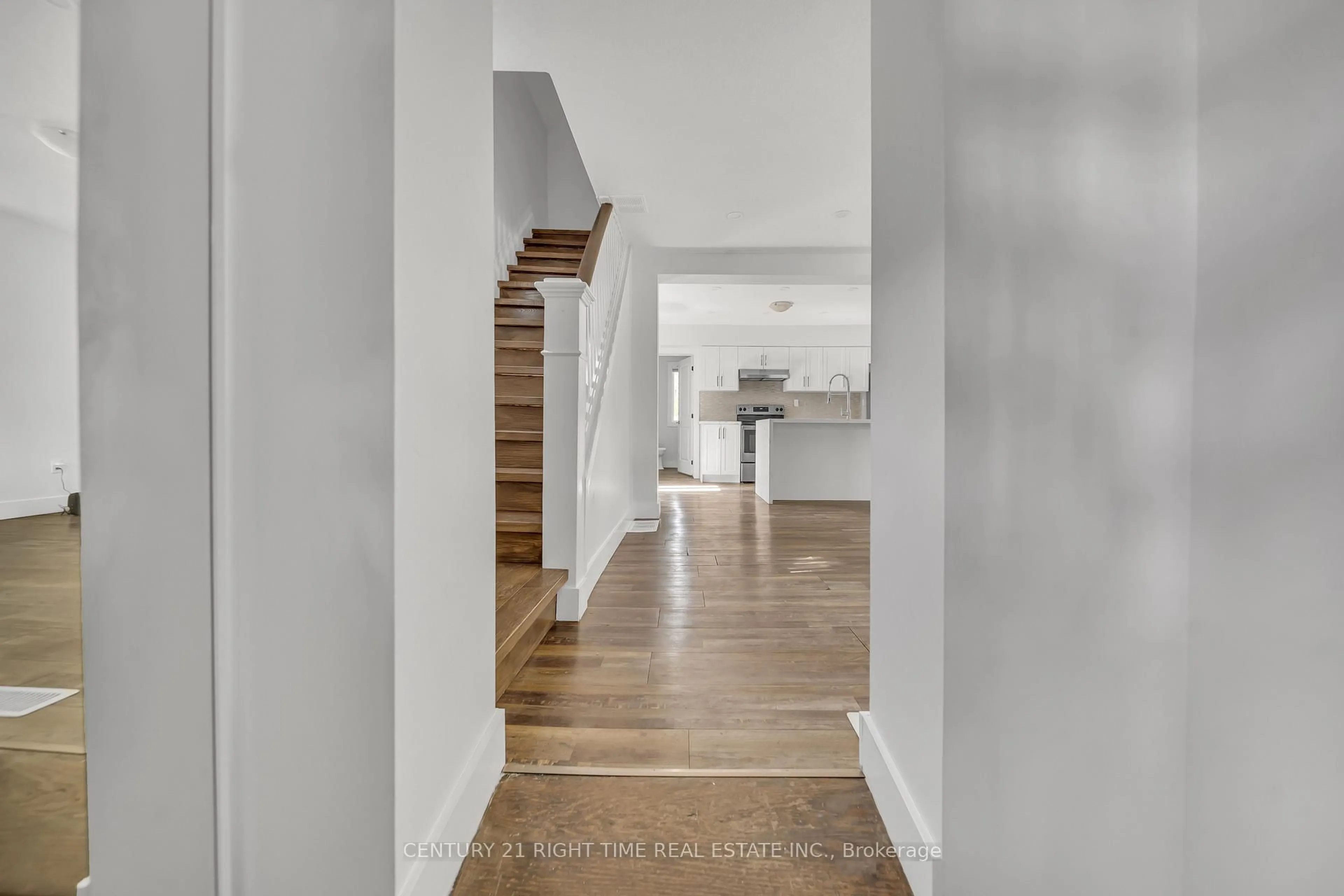 Indoor entryway for 324 VICTORIA St, Kitchener Ontario N2M 3A3