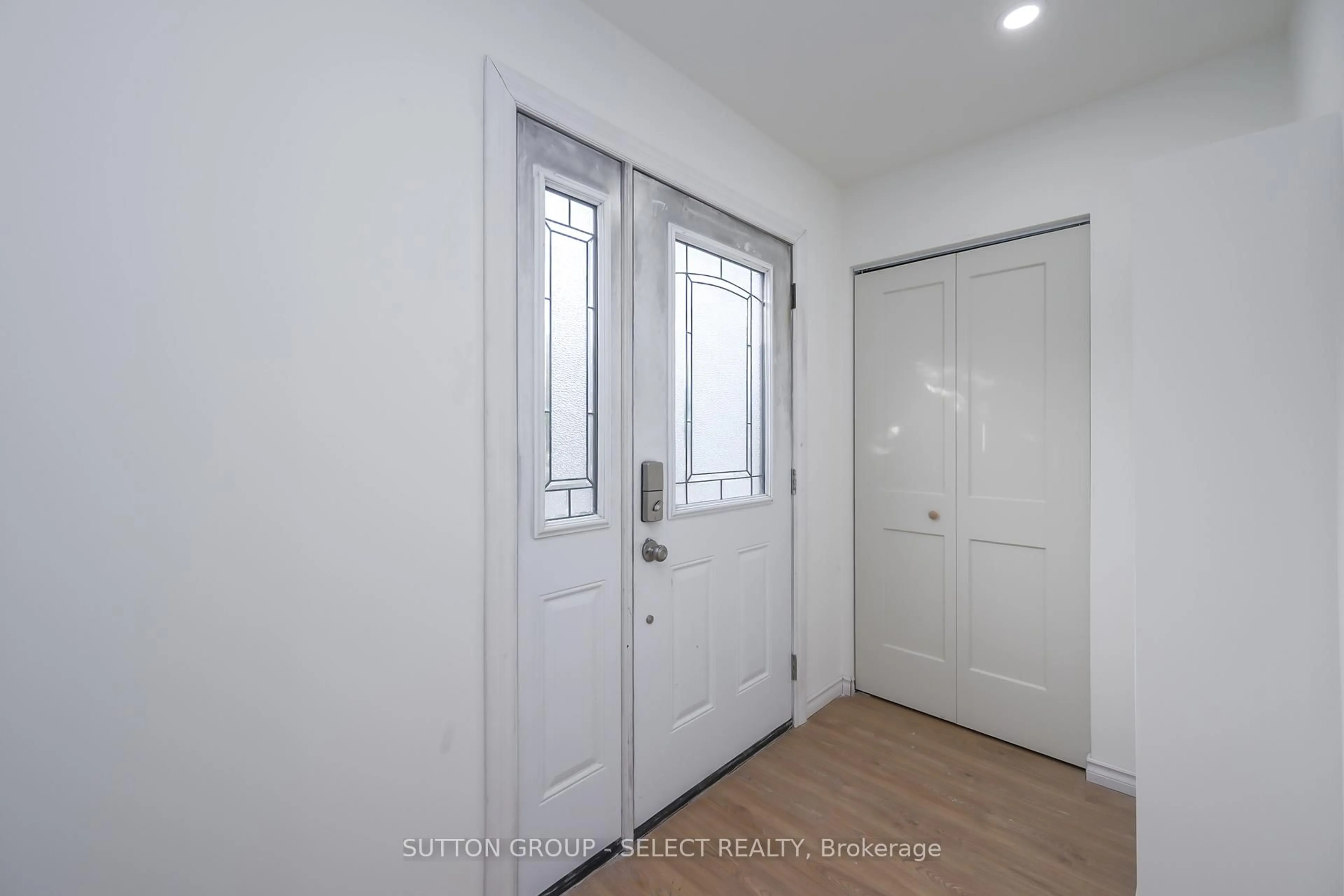 Indoor entryway for 4 ALDERSBROOK Cres, London North Ontario N6G 3R3