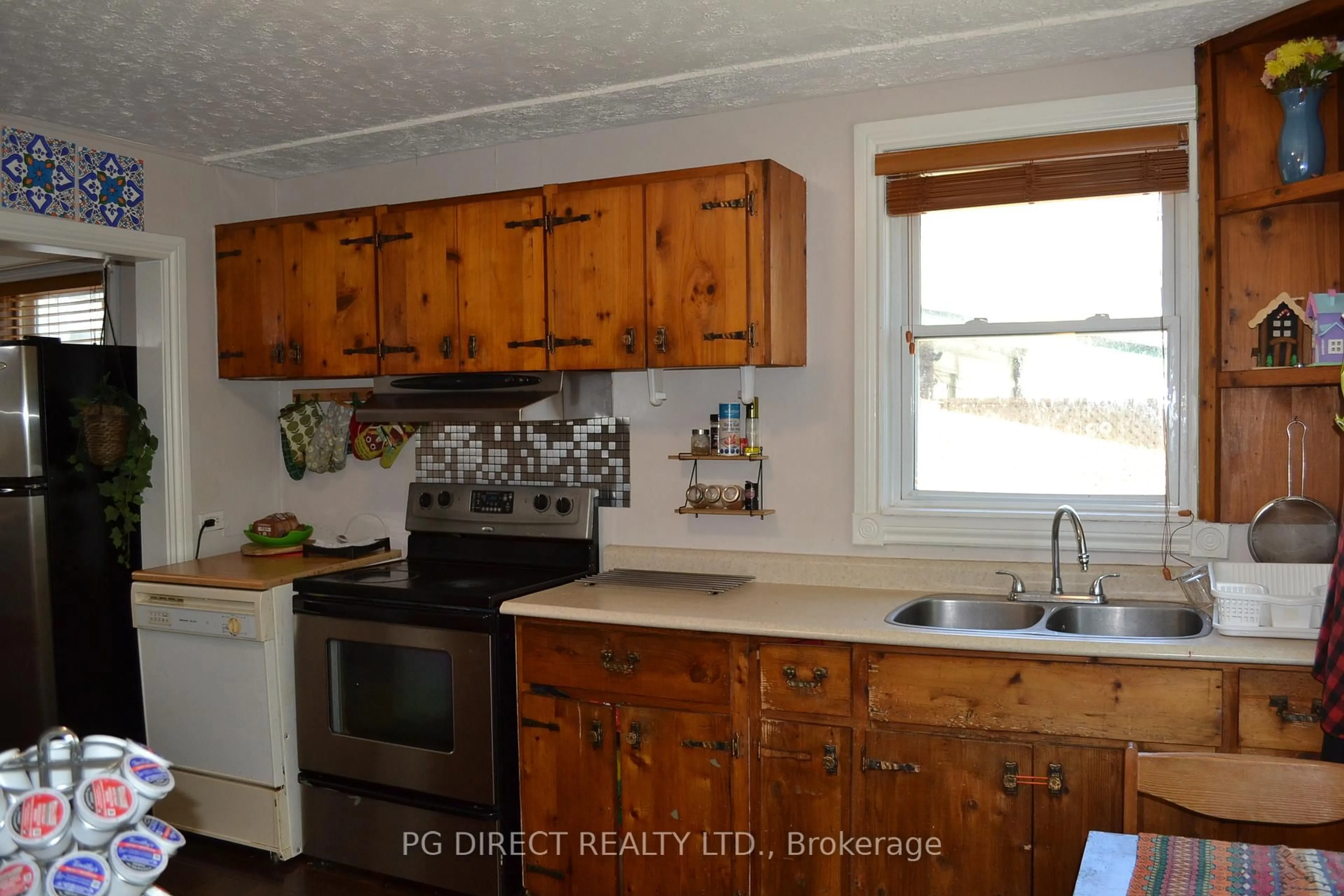 Standard kitchen, unknown for 478 First Ave, North Bay Ontario P1B 3C4