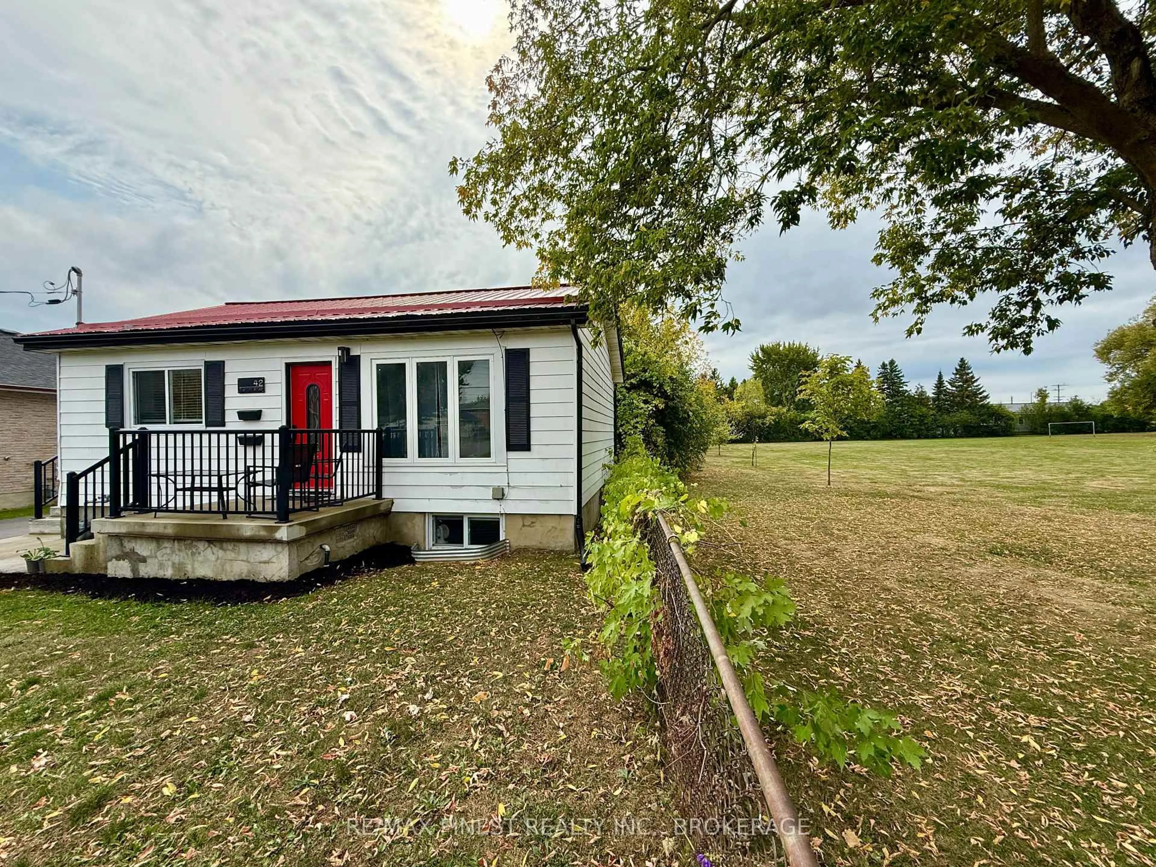 A pic from outside/outdoor area/front of a property/back of a property/a pic from drone, building for 42 Drennan St, Kingston Ontario K7K 2S1