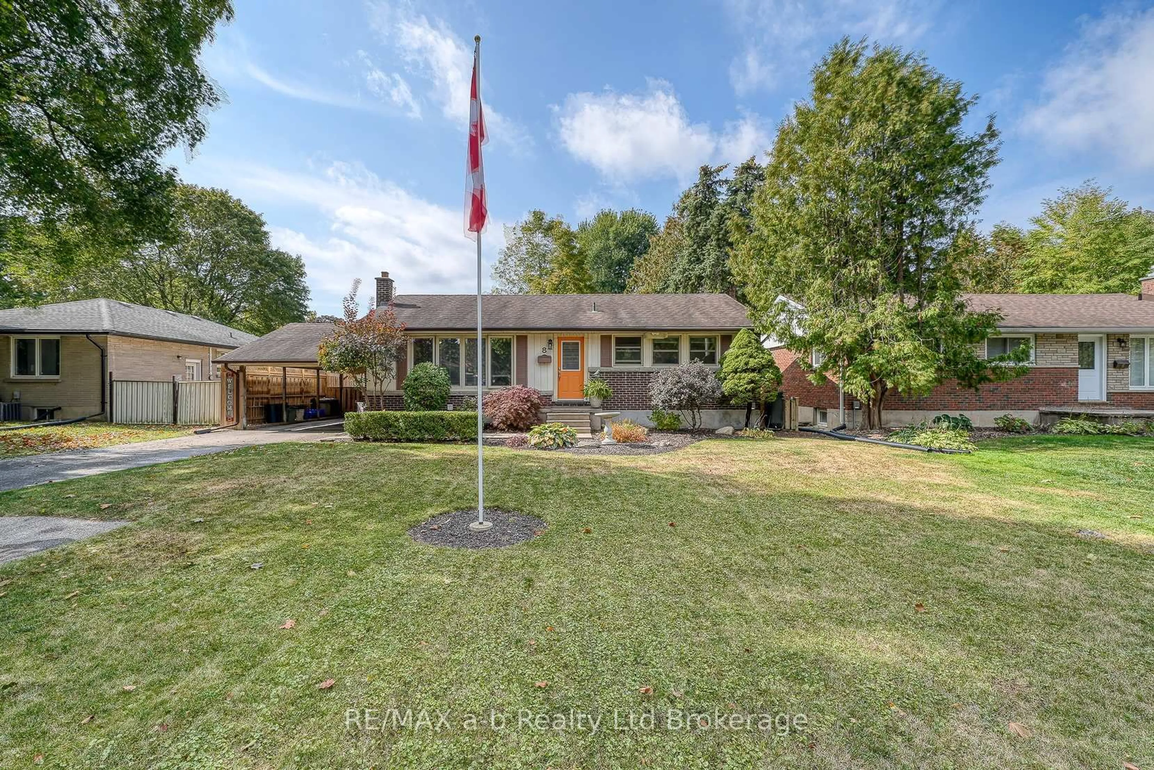 A pic from outside/outdoor area/front of a property/back of a property/a pic from drone, street for 8 Dean Cres, Ingersoll Ontario N5C 3C2