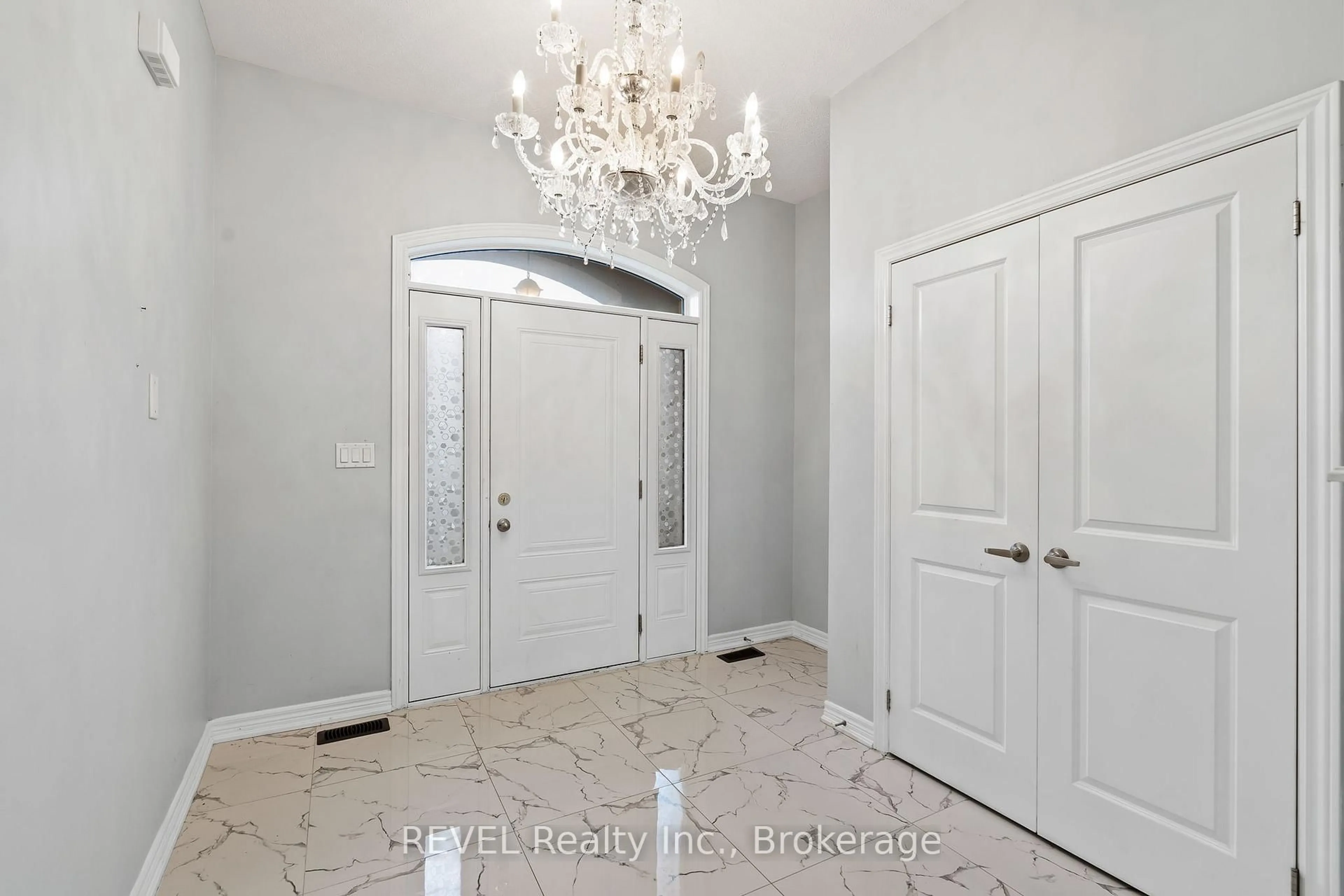 Indoor entryway for 32 Sparkle Dr, Thorold Ontario L2V 0H2