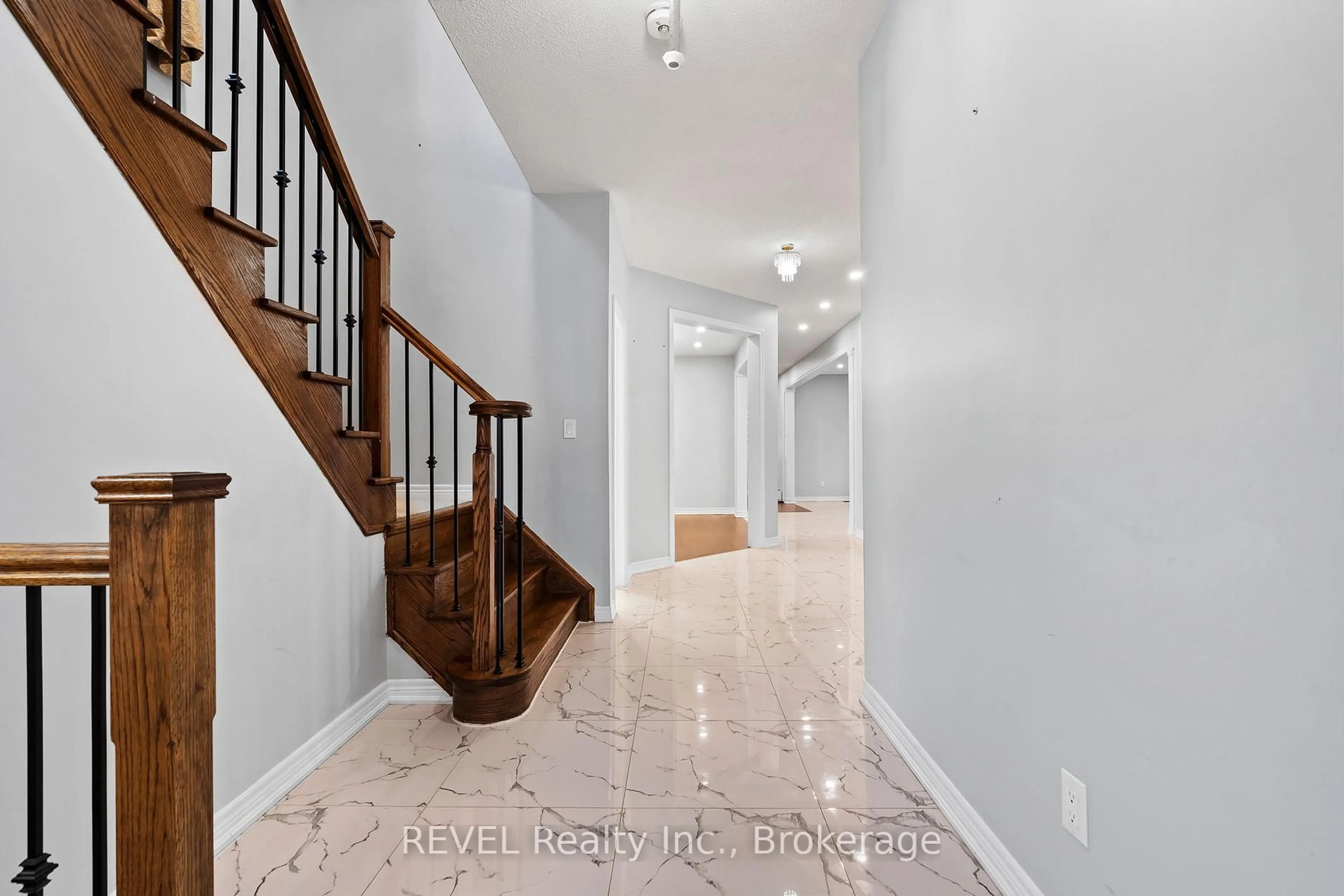 Indoor entryway for 32 Sparkle Dr, Thorold Ontario L2V 0H2