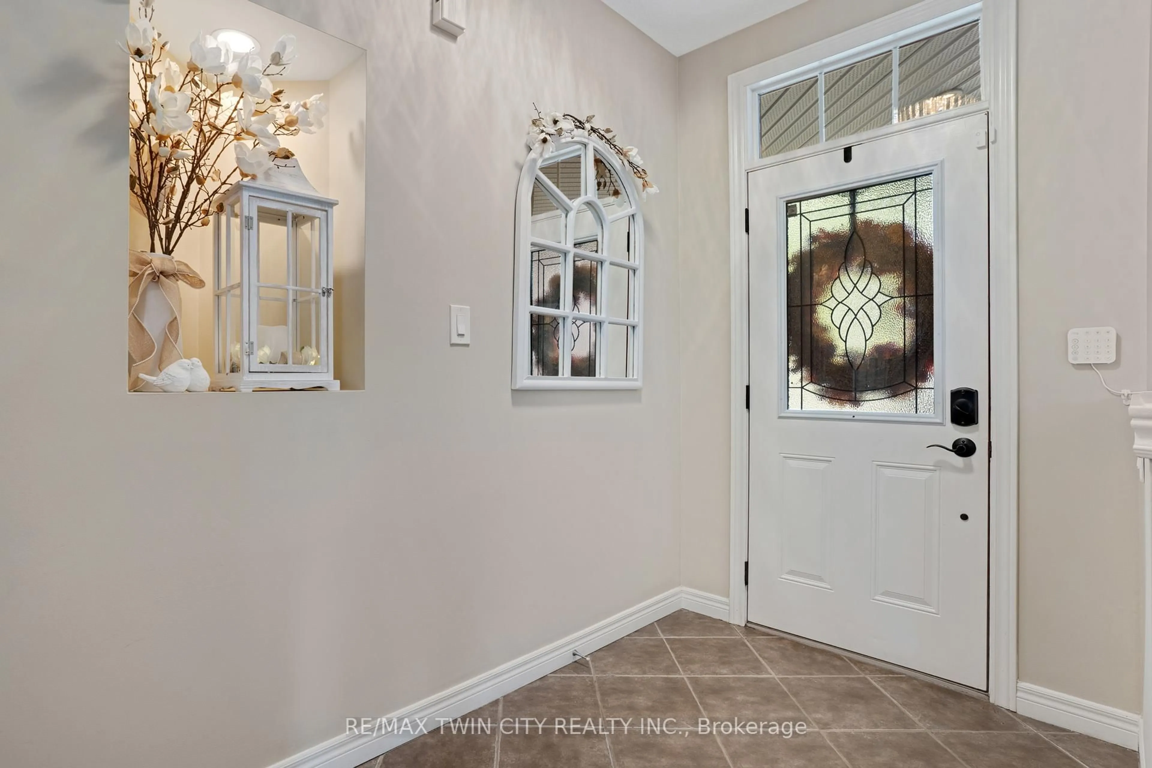 Indoor entryway for 40 LEMONWOOD Pl, Cambridge Ontario N3C 4P5