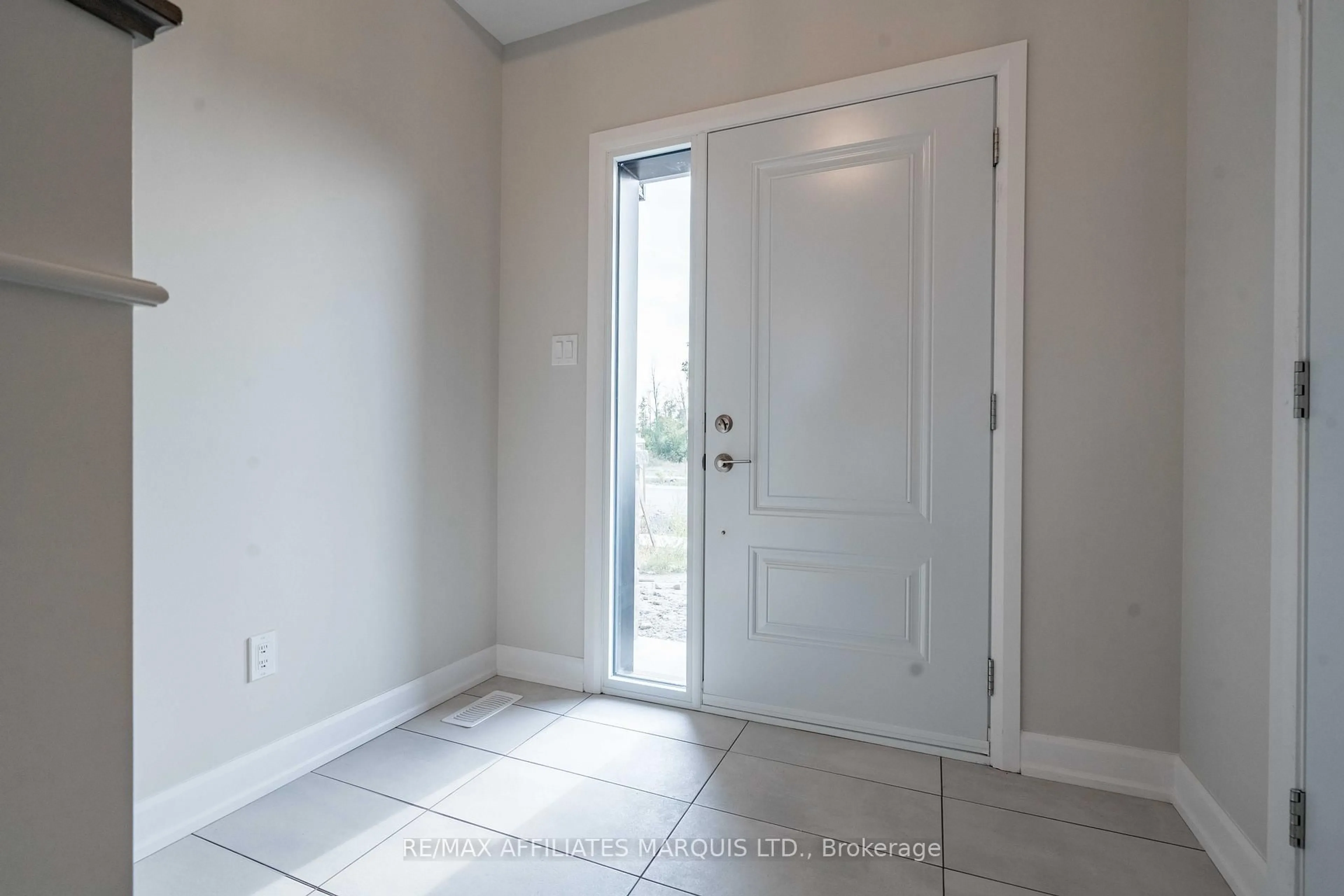 Indoor entryway for 114 Woodland Dr, Cornwall Ontario K6H 0H2