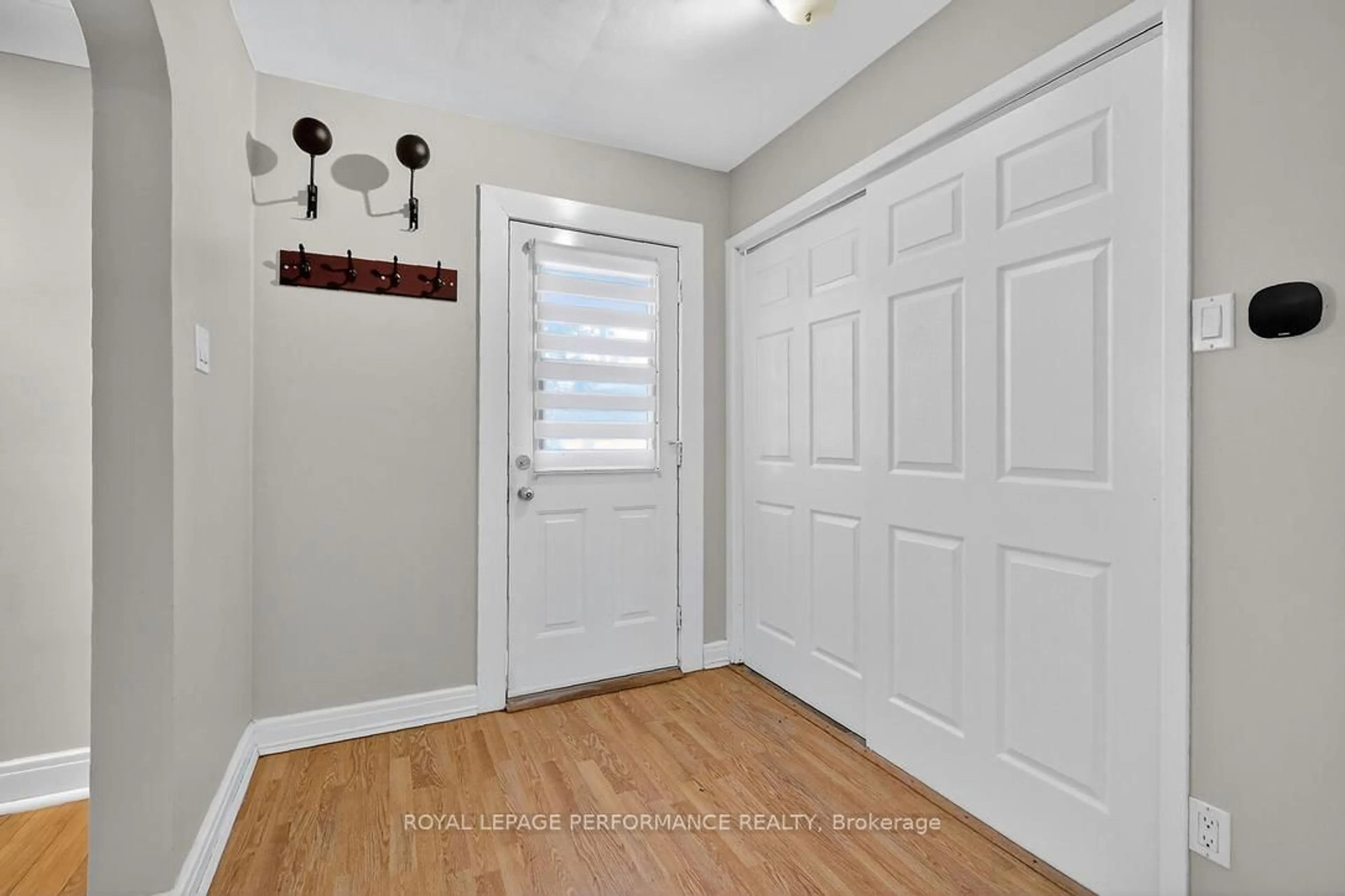 Indoor entryway for 261 Montfort St, Ottawa Ontario K1L 5P1