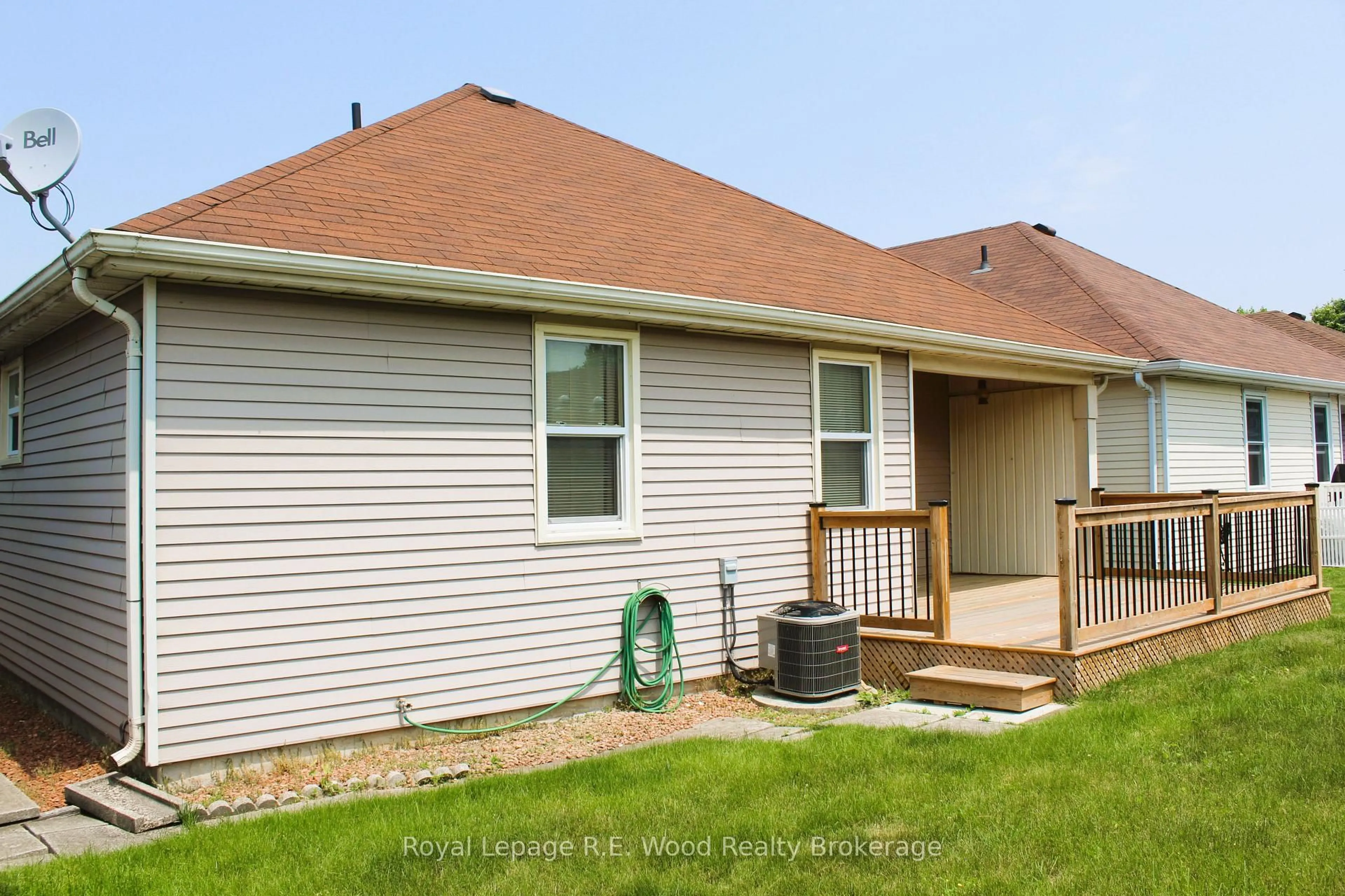 Home with vinyl exterior material, street for 58 Hawkins Cres, Tillsonburg Ontario N4G 5K7