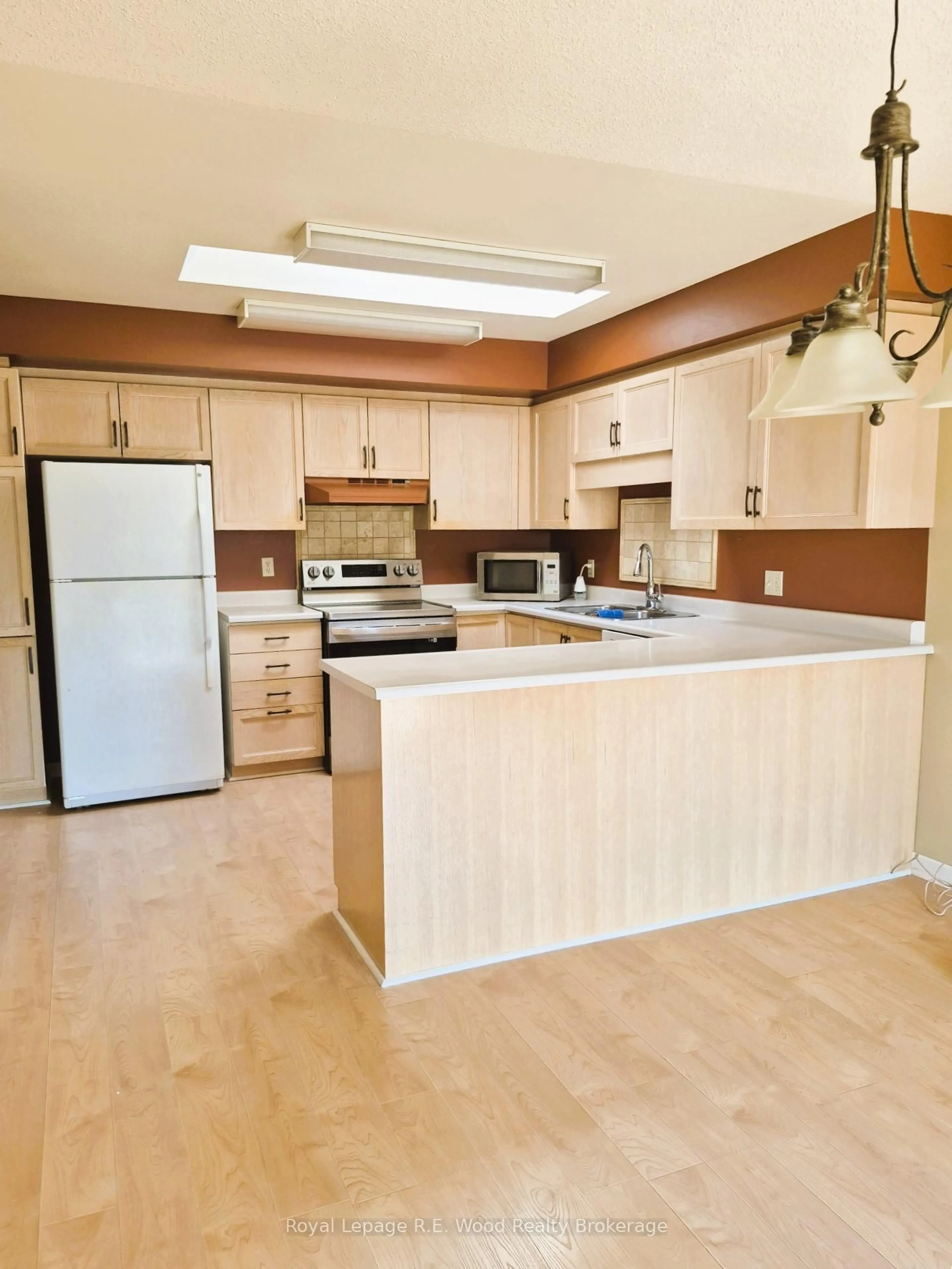 Open concept kitchen, wood/laminate floor for 58 Hawkins Cres, Tillsonburg Ontario N4G 5K7