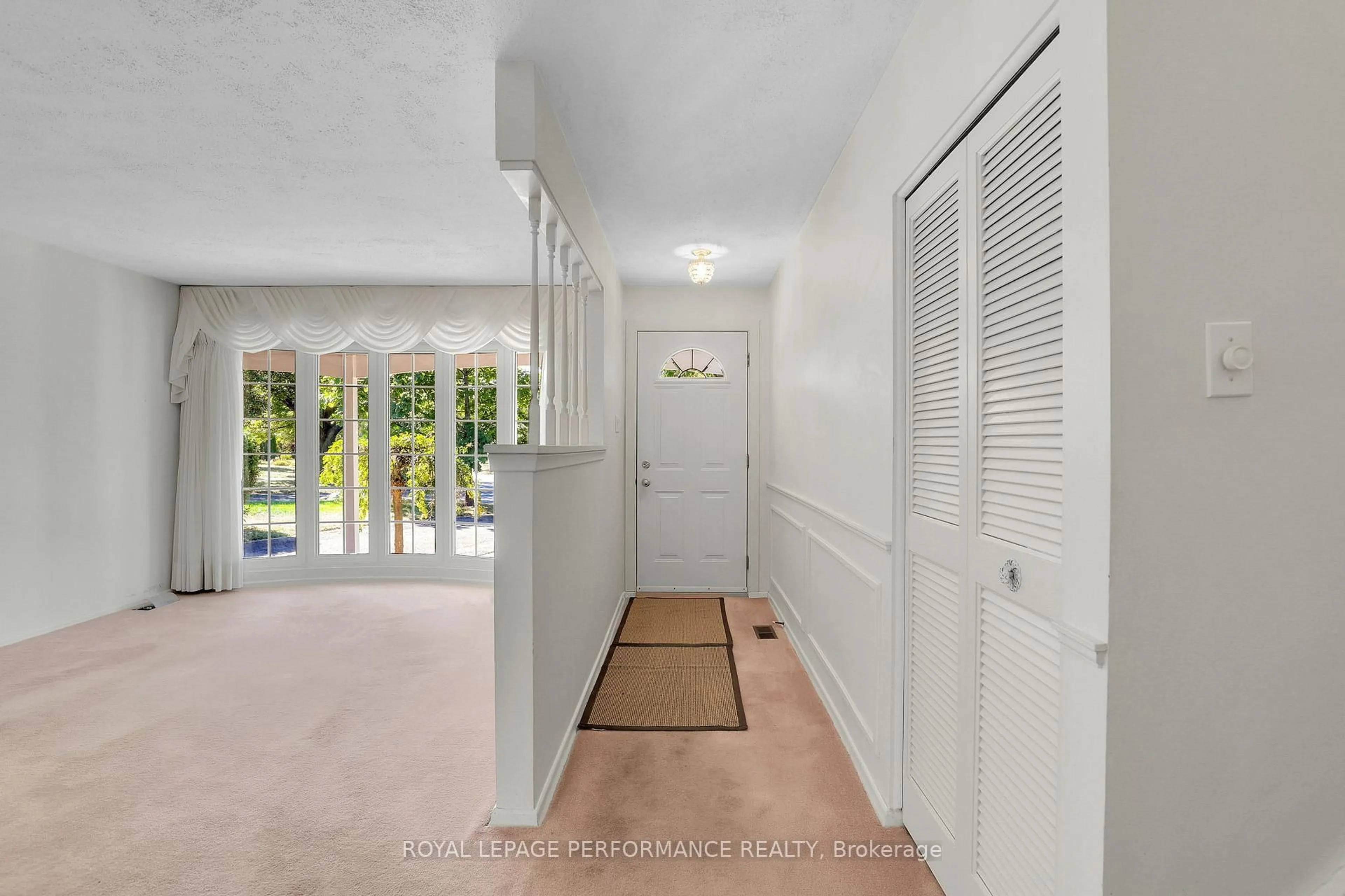 Indoor entryway for 2337 Samuel Dr, Ottawa Ontario K1G 3C3