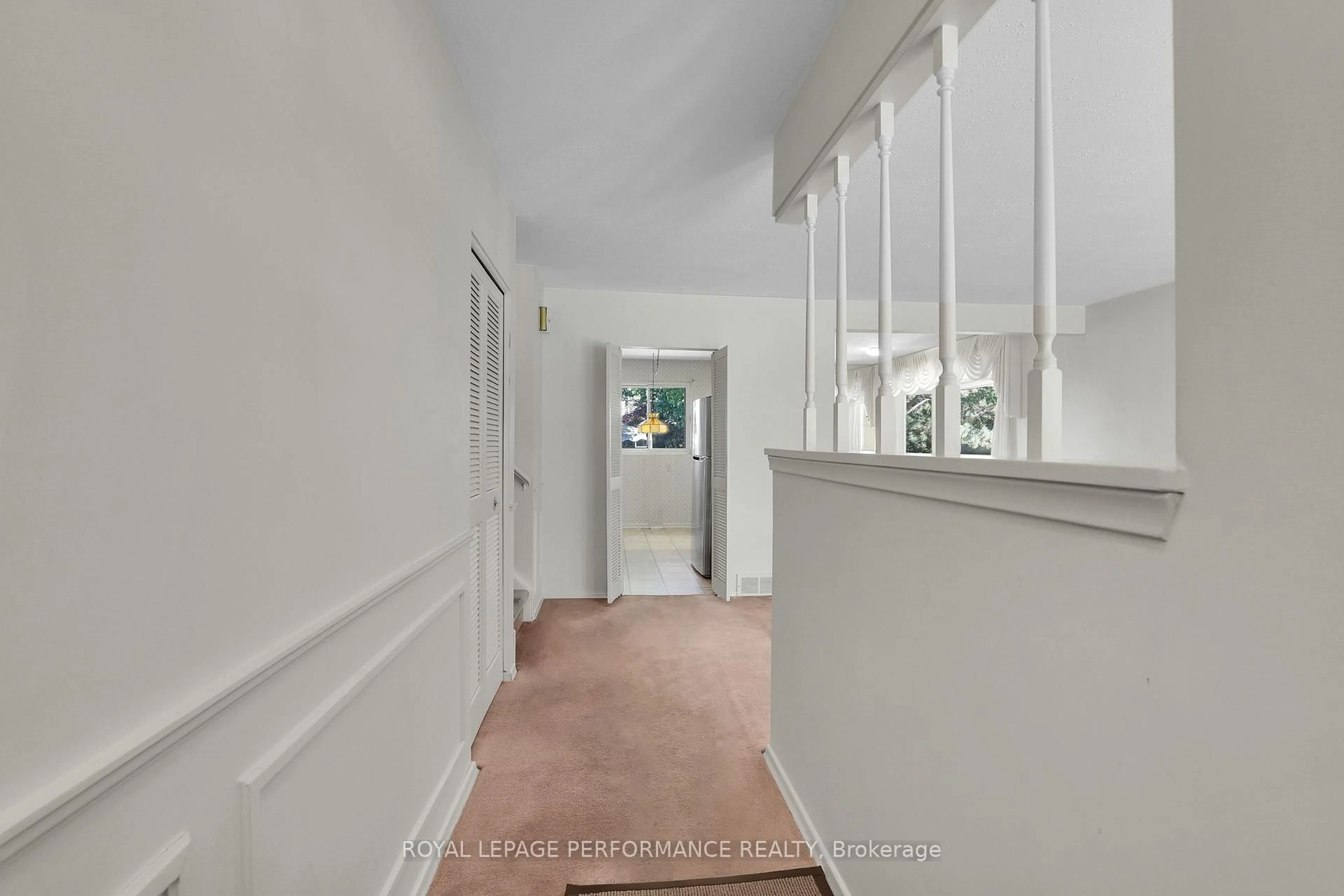 Indoor foyer for 2337 Samuel Dr, Ottawa Ontario K1G 3C3