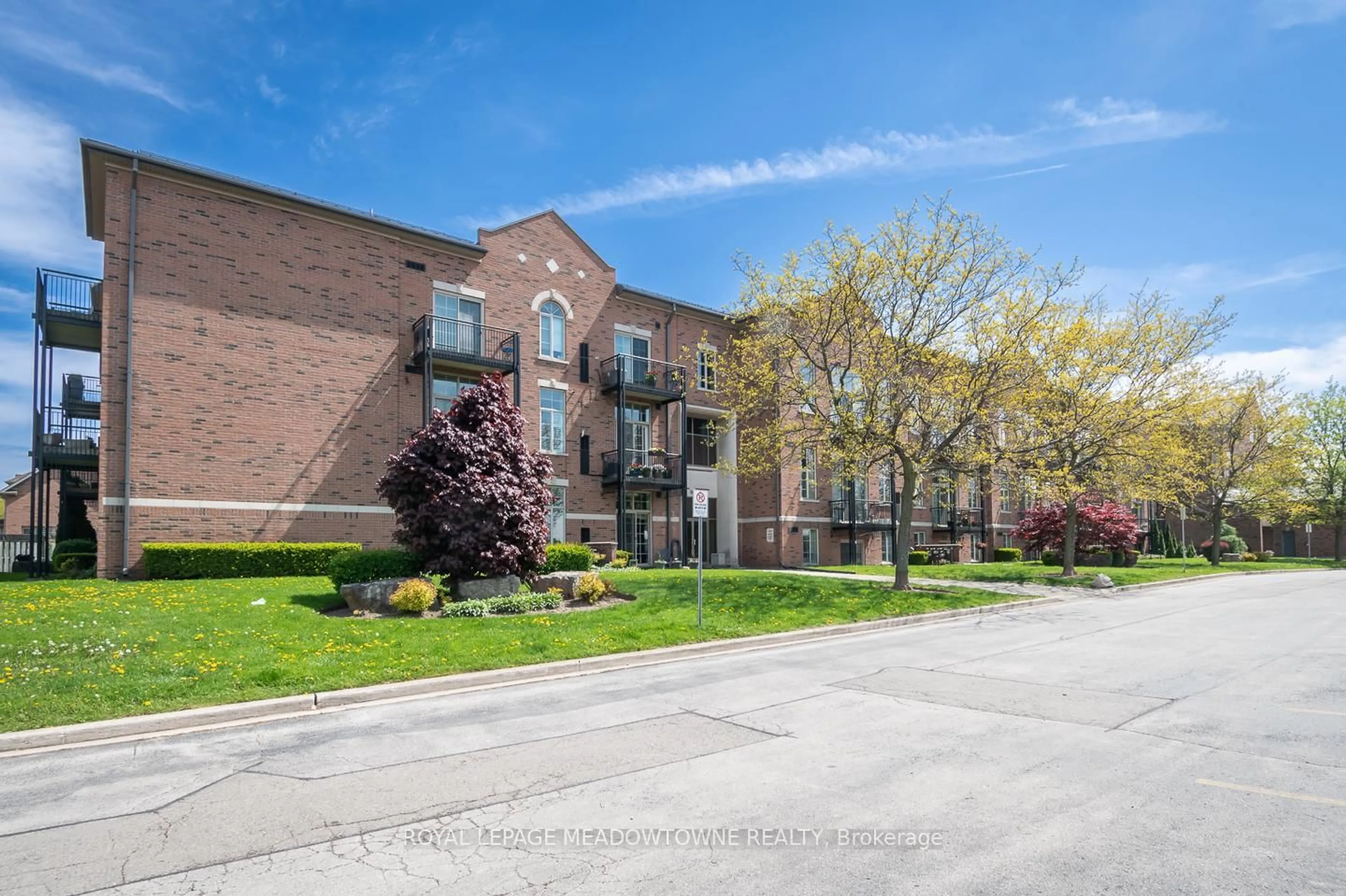 Patio, street for 262 Dundas St #318, Hamilton Ontario L8B 1A9
