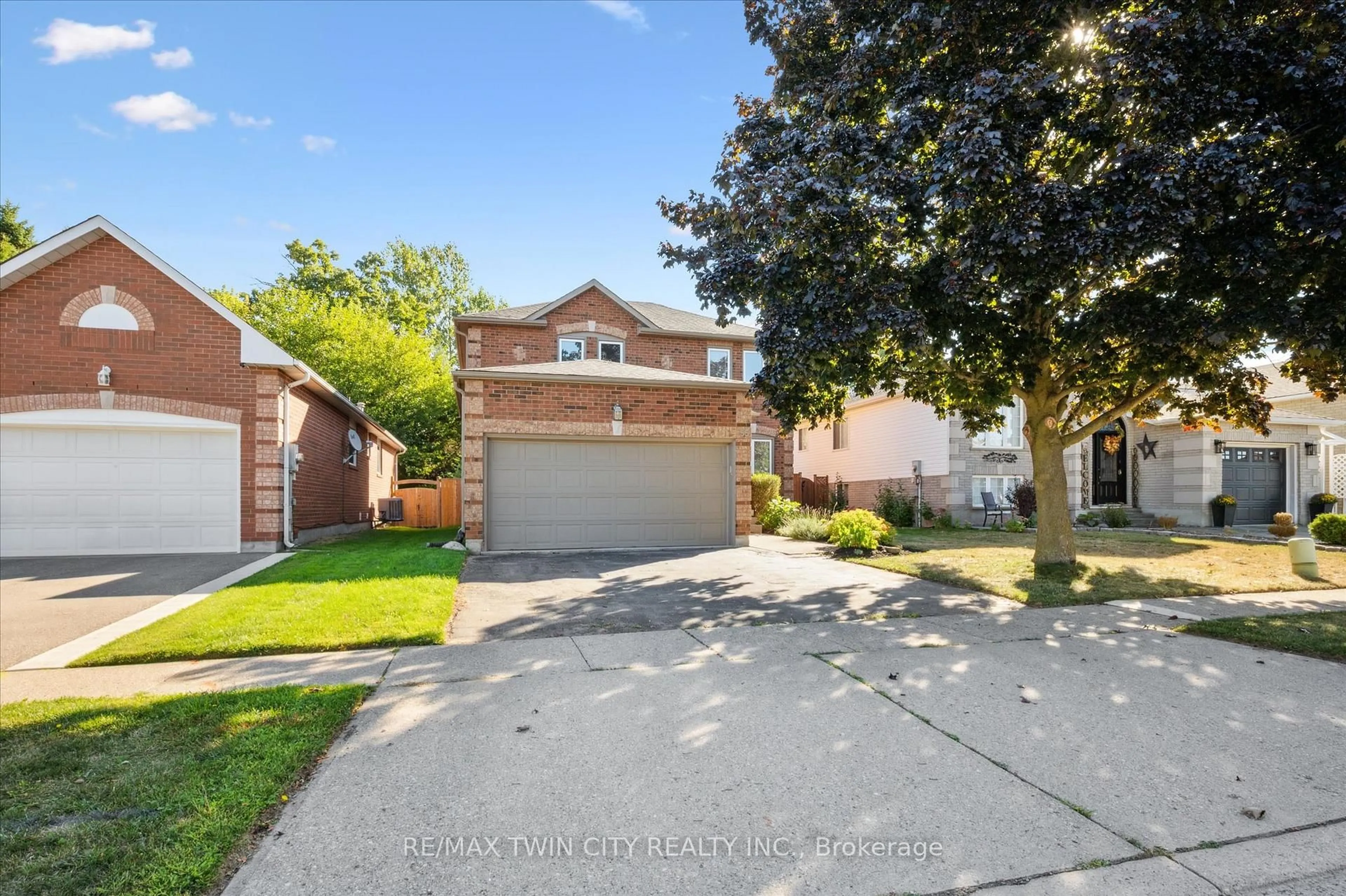 A pic from outside/outdoor area/front of a property/back of a property/a pic from drone, street for 55 Enfield Dr, Cambridge Ontario N1P 1B5