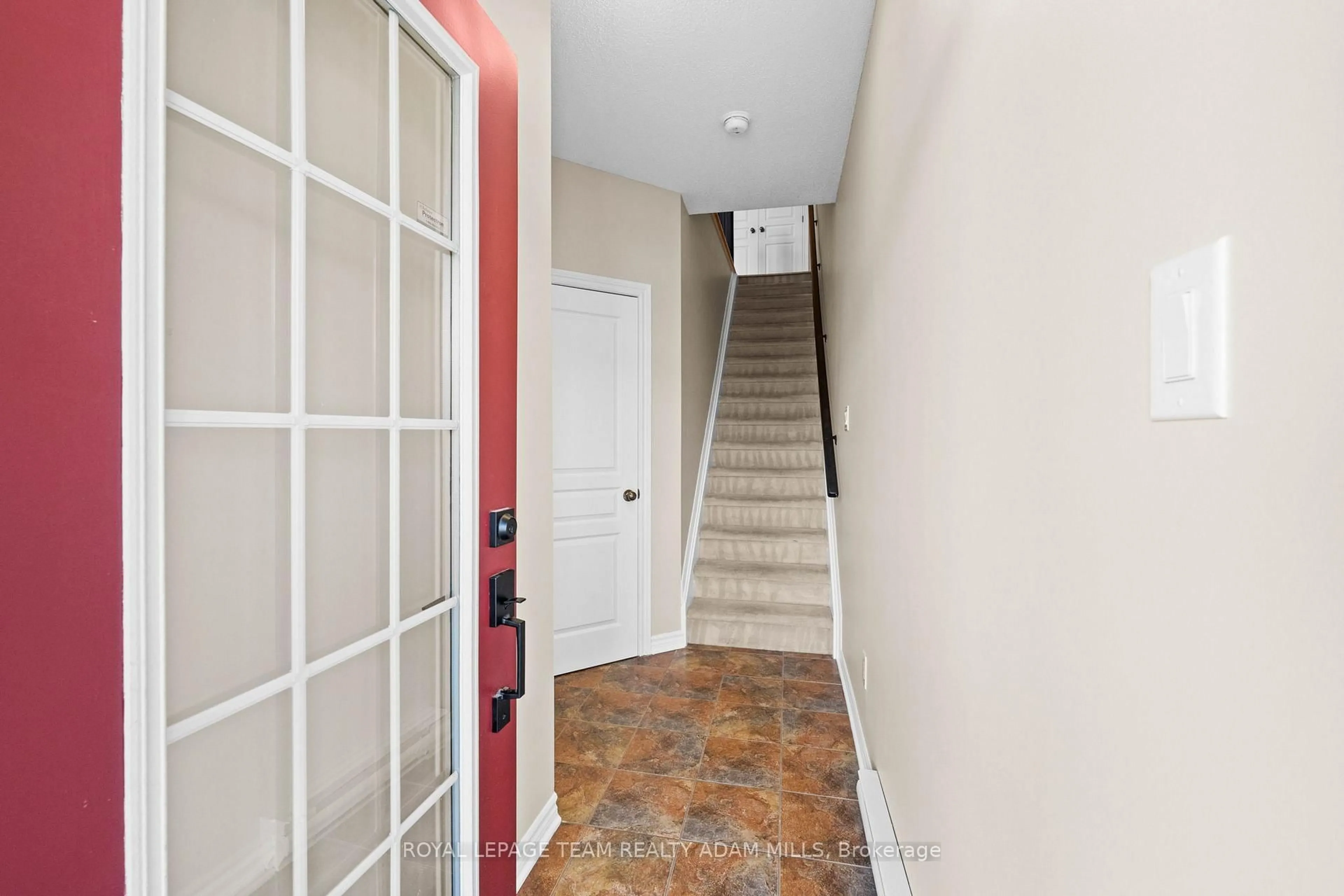 Indoor foyer for 103 Eye Bright Cres #24, Ottawa Ontario K1V 2K6