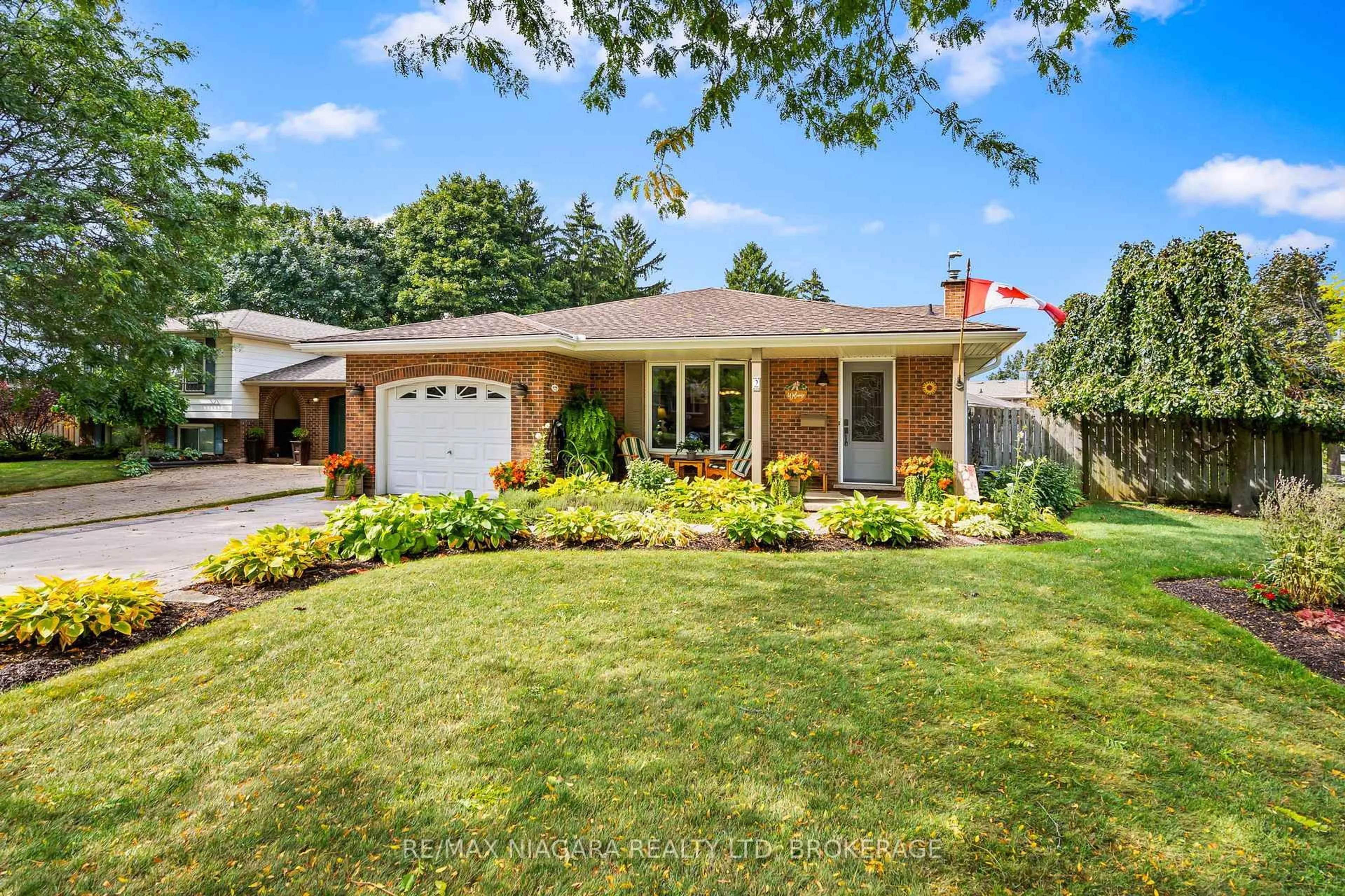 Home with brick exterior material, street for 2 Bayridge Cove, St. Catharines Ontario L2N 5Z2