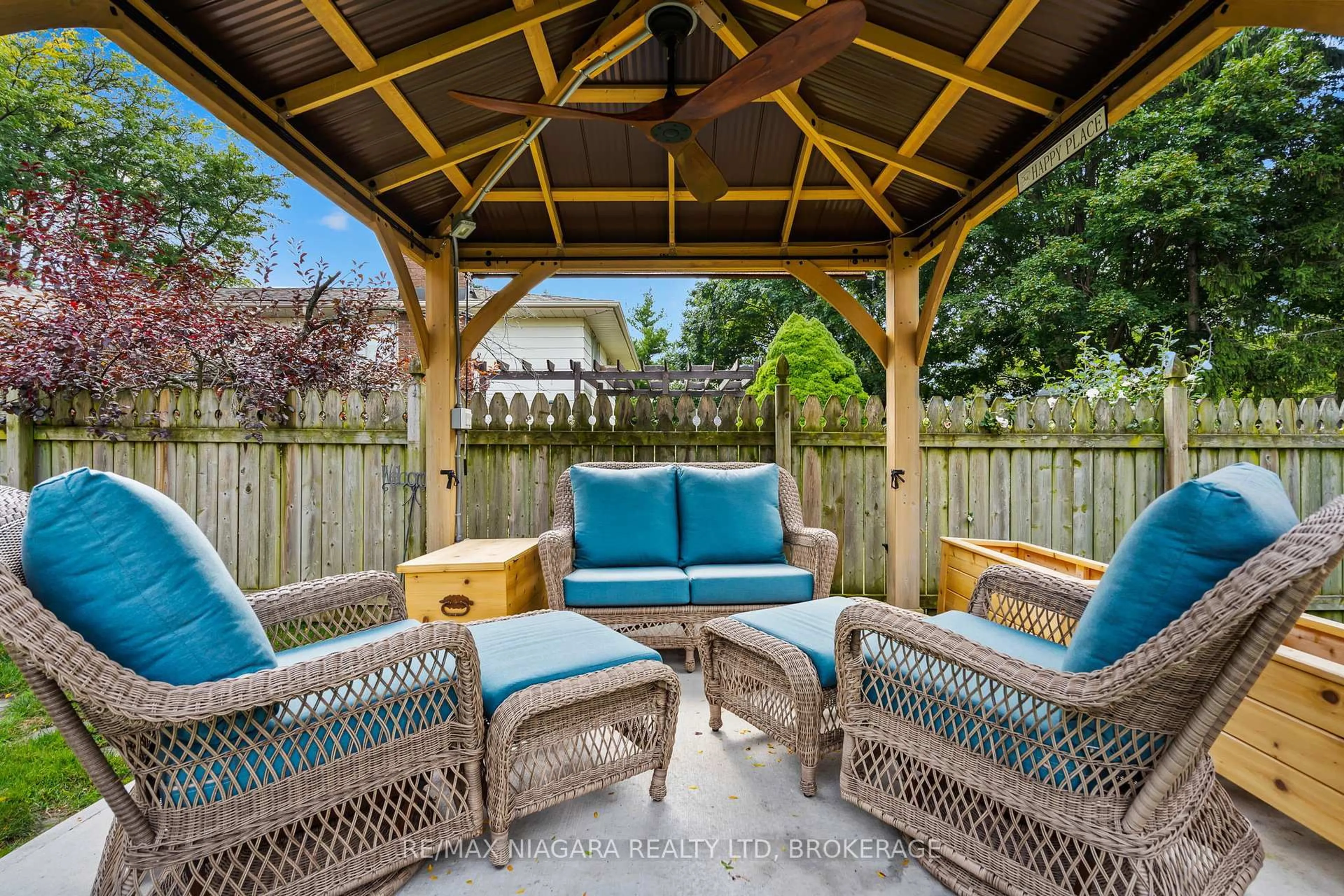 Patio, water/lake/river/ocean view for 2 Bayridge Cove, St. Catharines Ontario L2N 5Z2
