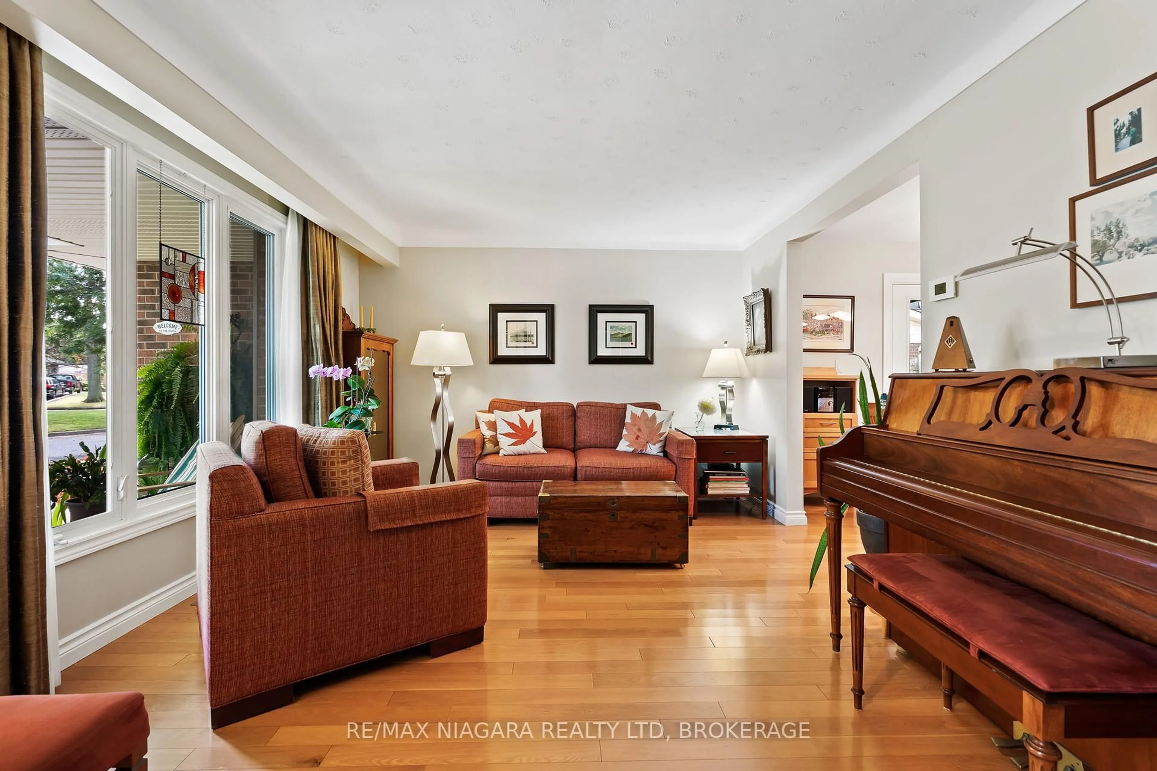 Living room with furniture, unknown for 2 Bayridge Cove, St. Catharines Ontario L2N 5Z2
