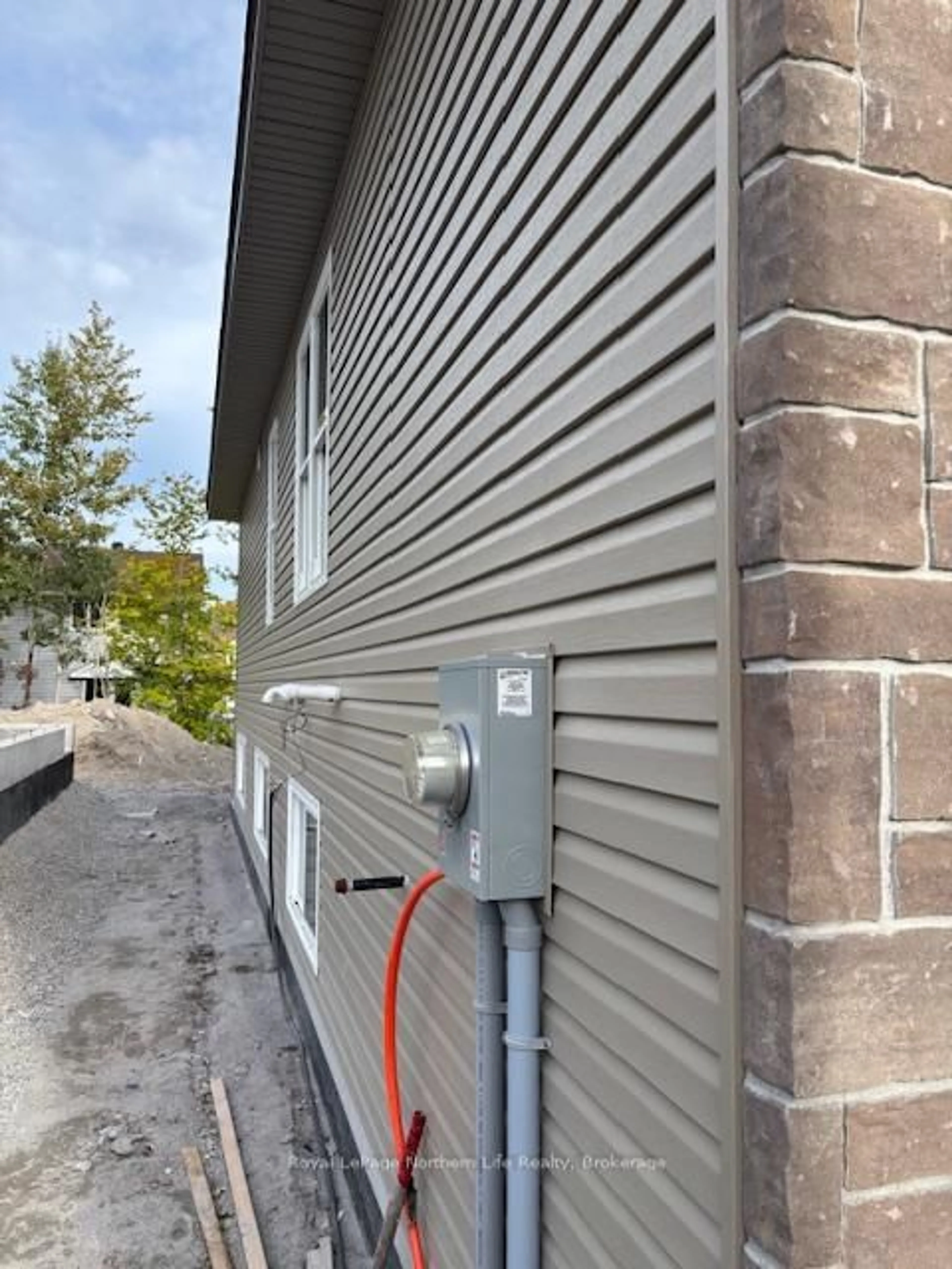 Home with vinyl exterior material, street for 20 Meadow Wood Crt, North Bay Ontario P1A 4L5