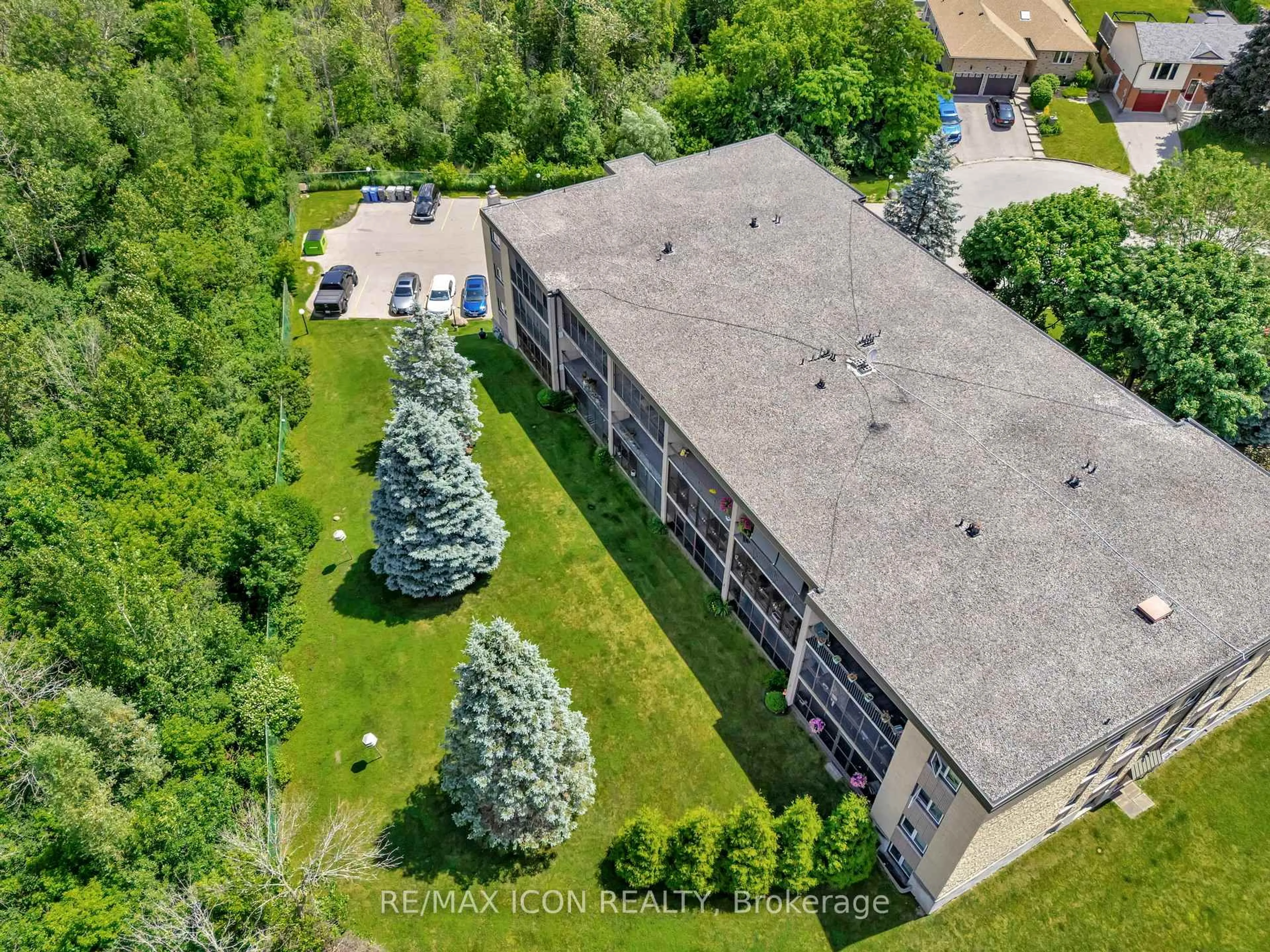 A pic from outside/outdoor area/front of a property/back of a property/a pic from drone, building for 6 Shettleston Dr #306, Cambridge Ontario N3H 5E7