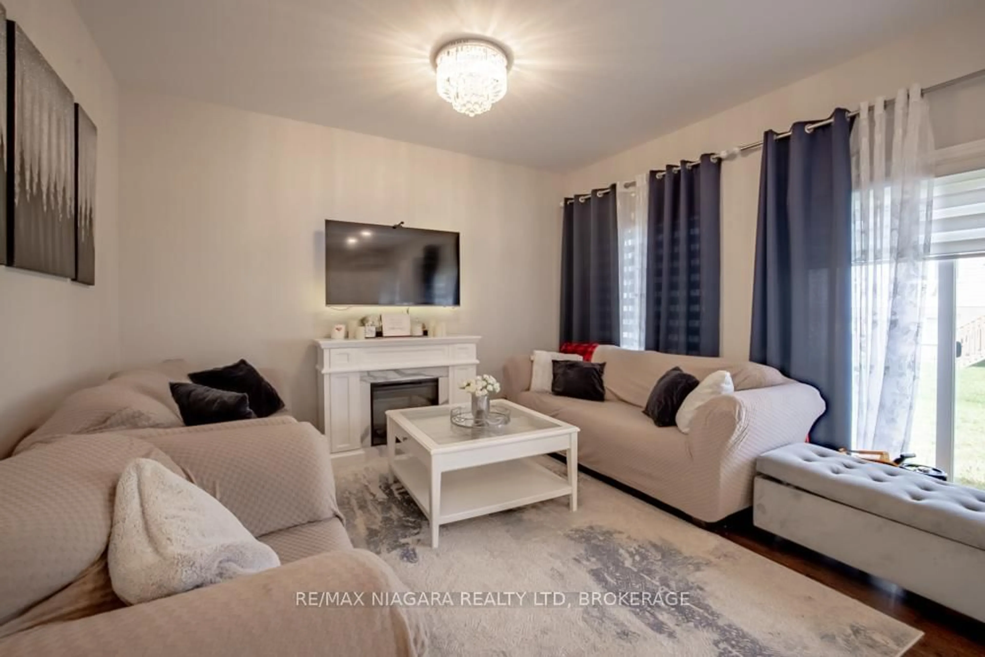 Living room with furniture, unknown for 16 Bowman Cres, Thorold Ontario L2V 0G3