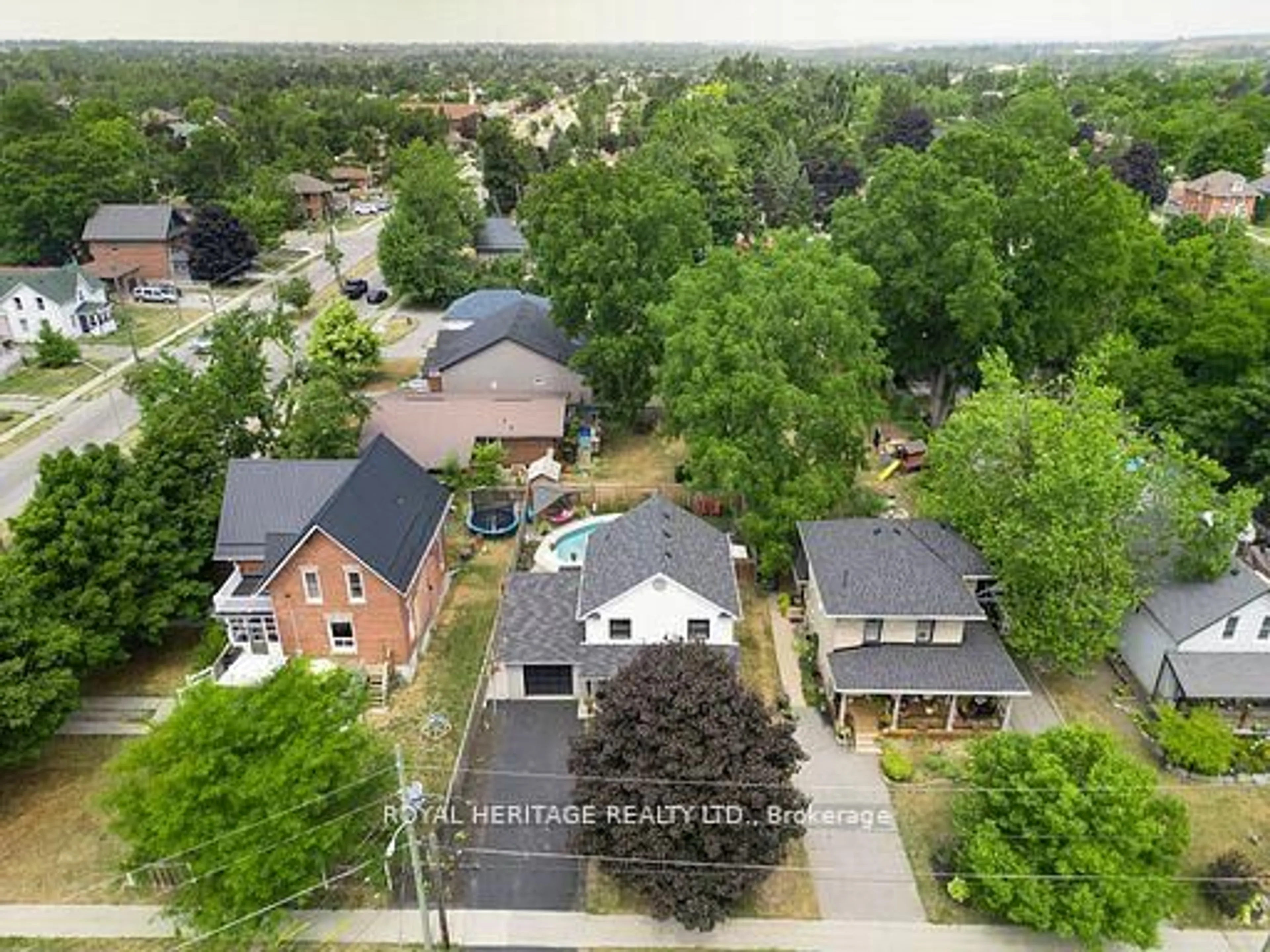 A pic from outside/outdoor area/front of a property/back of a property/a pic from drone, street for 44 Regent St, Kawartha Lakes Ontario K9V 3V2