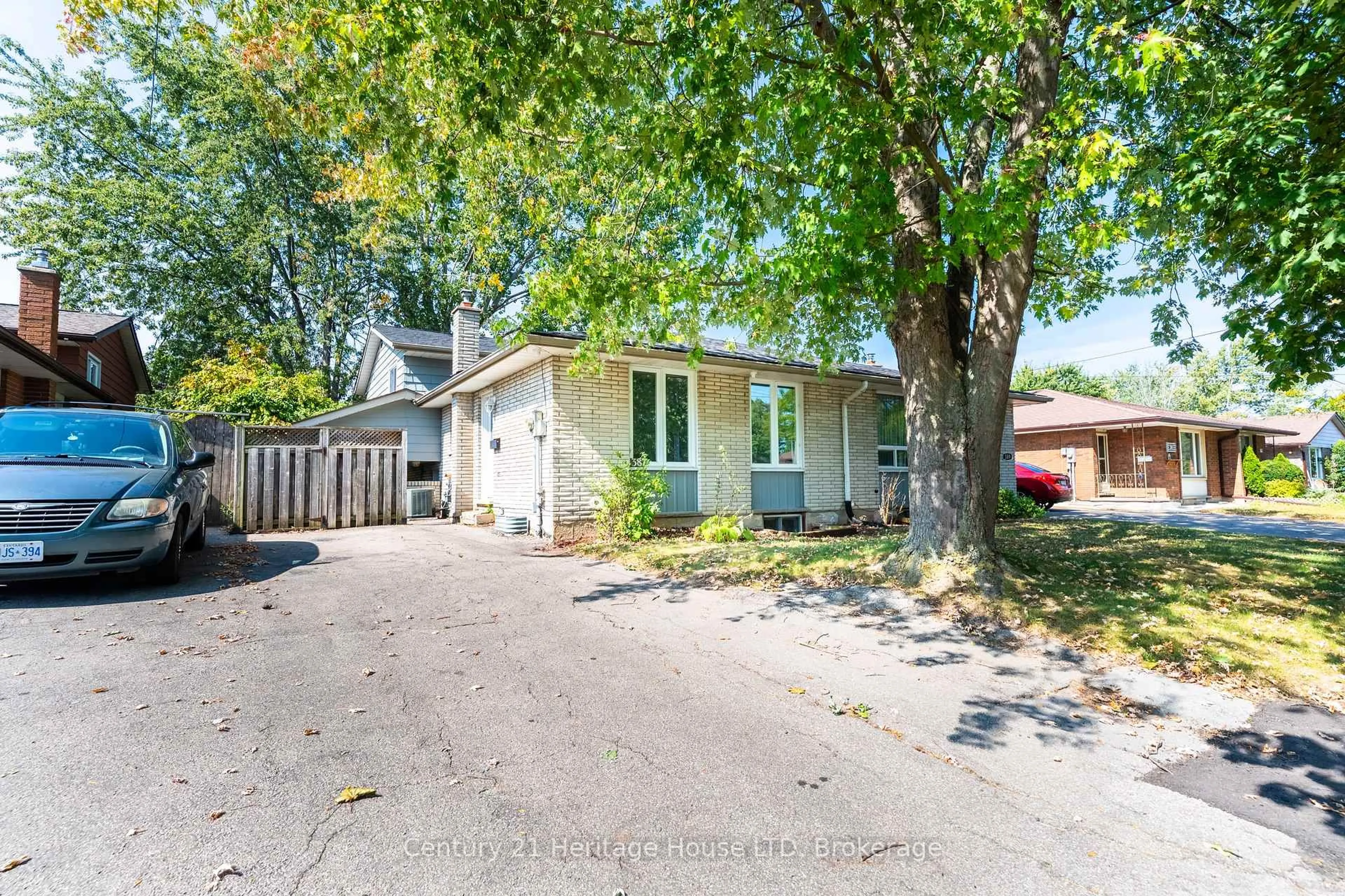 A pic from outside/outdoor area/front of a property/back of a property/a pic from drone, street for 387 First Ave, Welland Ontario L3C 5R3
