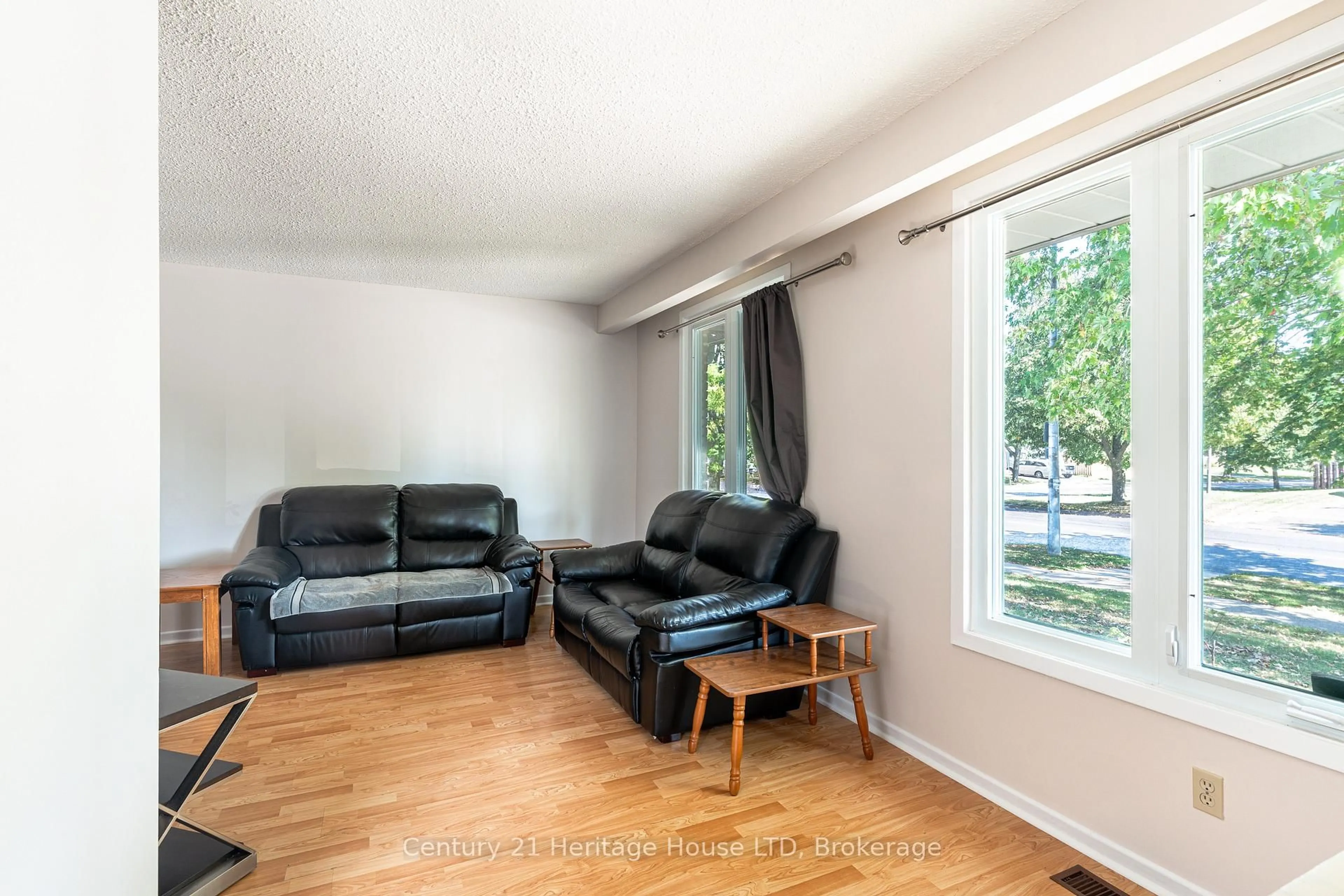 Living room with furniture, unknown for 387 First Ave, Welland Ontario L3C 5R3
